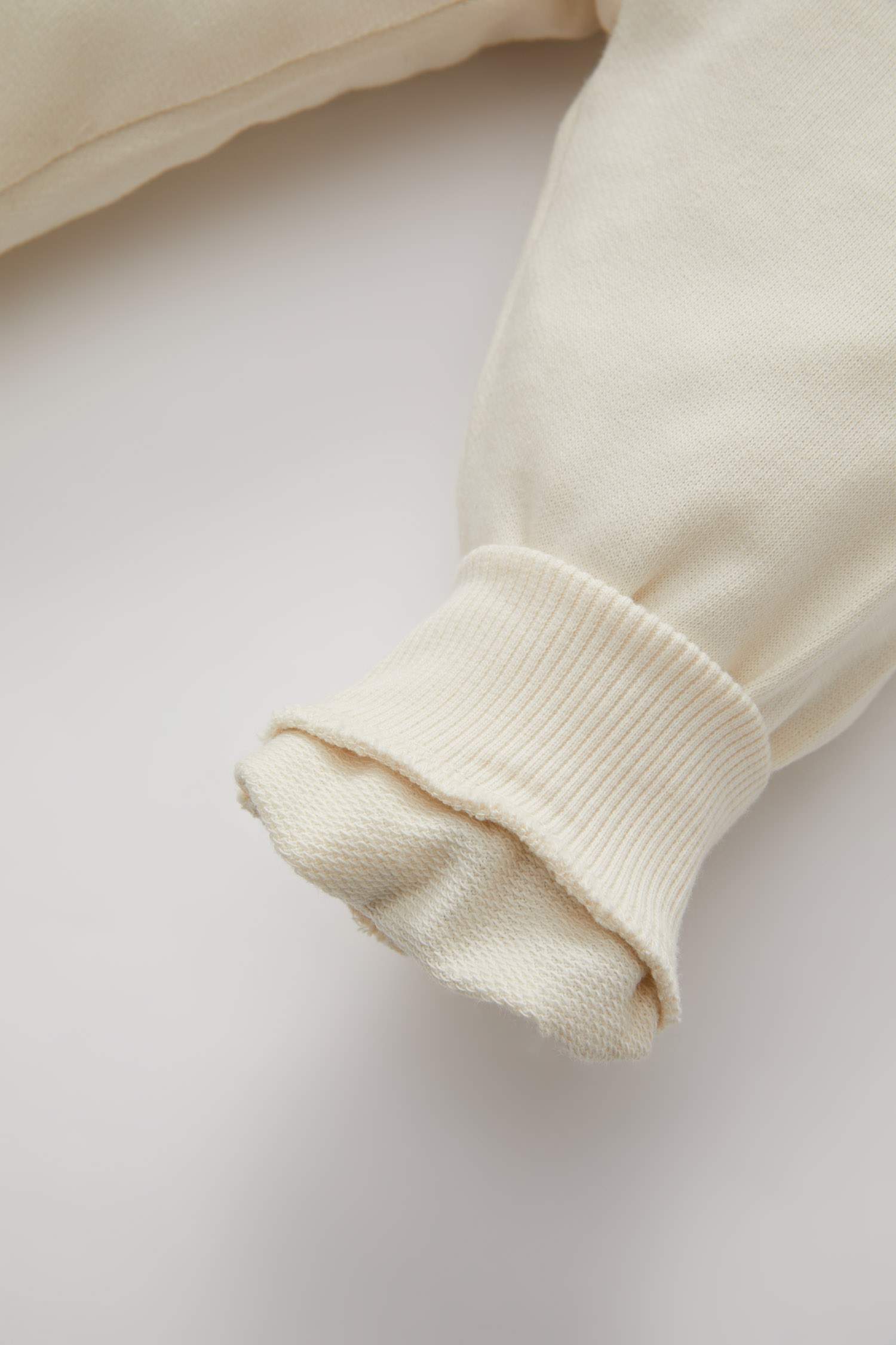 سروال سويت بانتس ولادي بطبعة شعار وقصة عادية