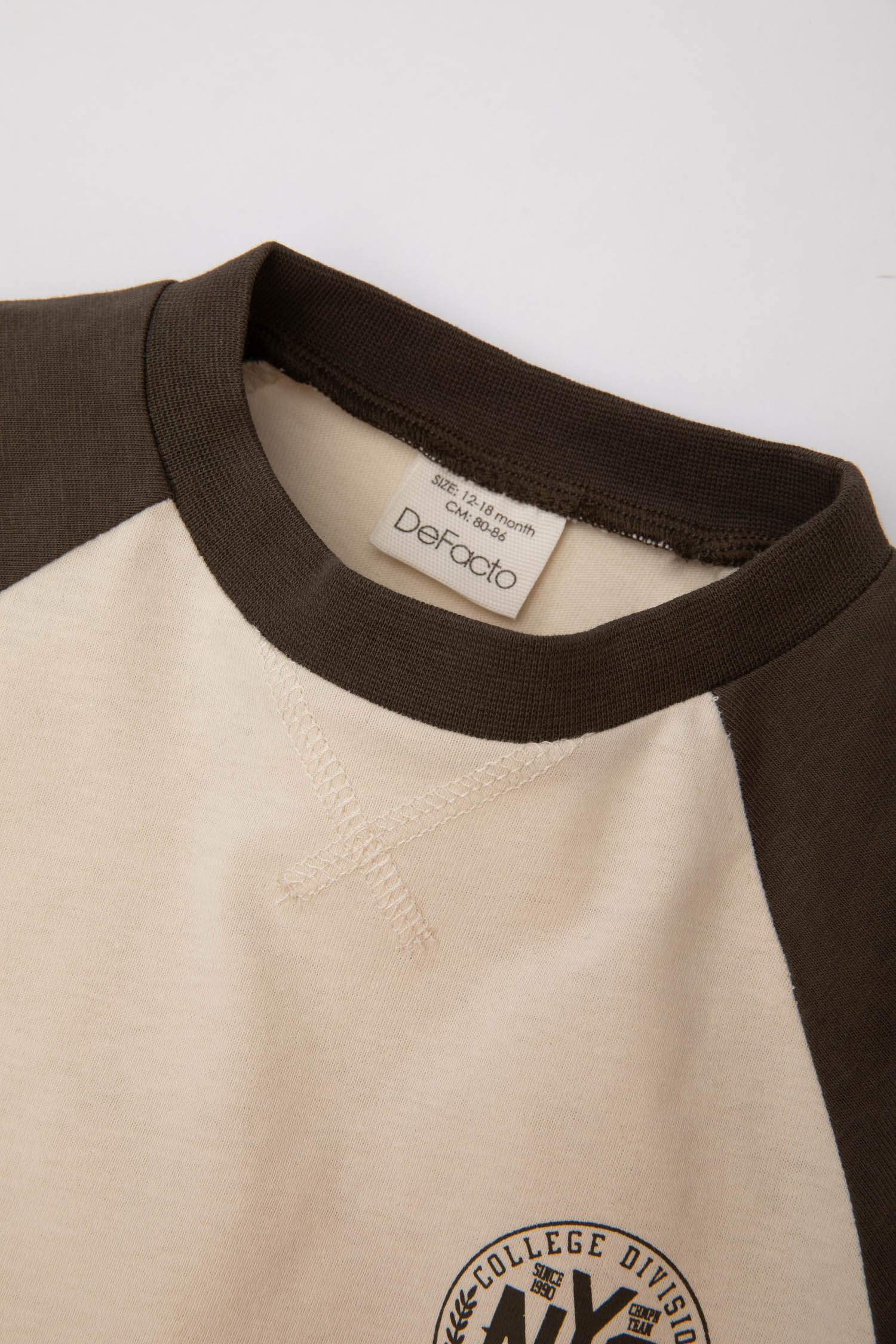 طقم ولادي تي شيرت وسروال بطبعة شعار - قطعتين