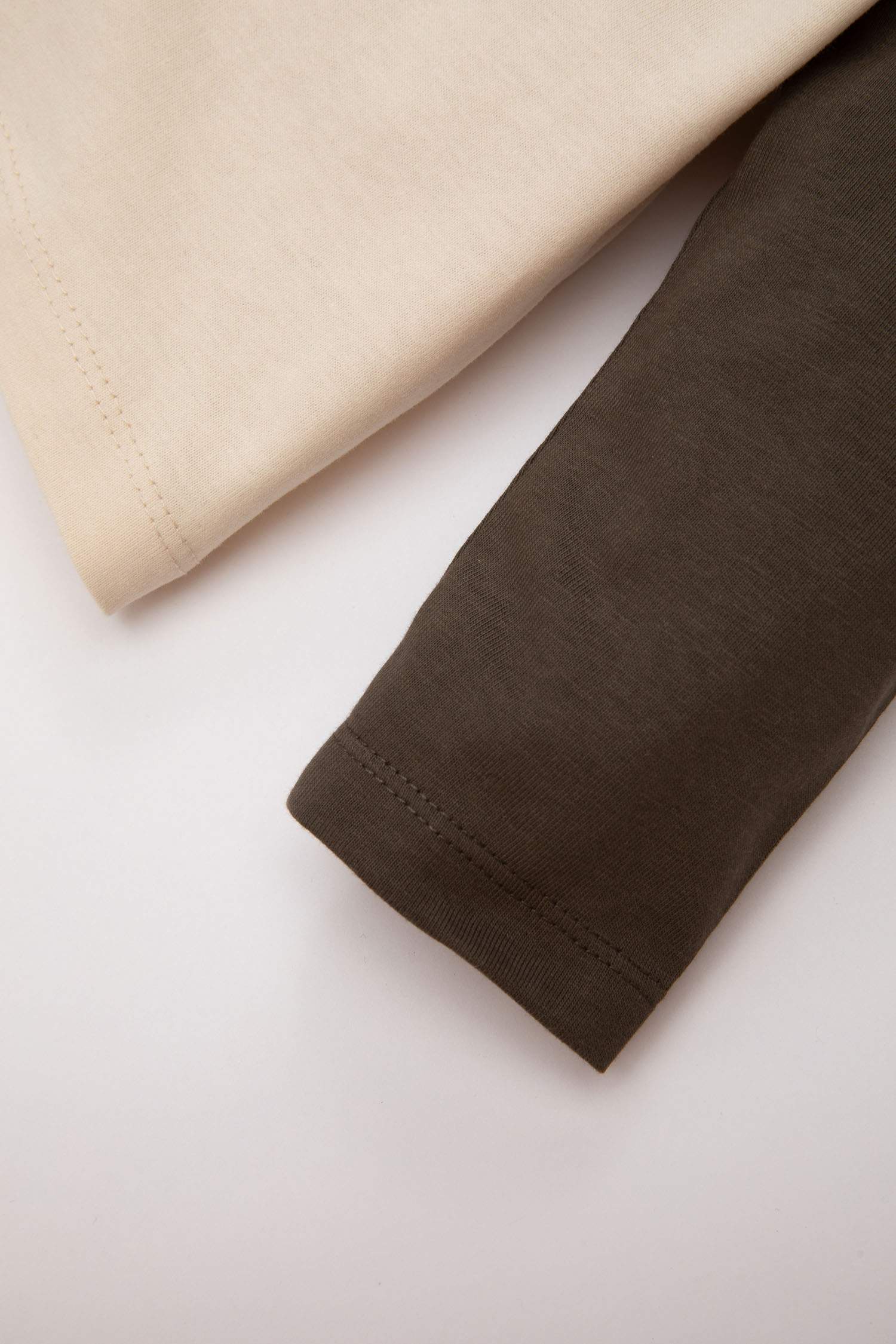 طقم ولادي تي شيرت وسروال بطبعة شعار - قطعتين