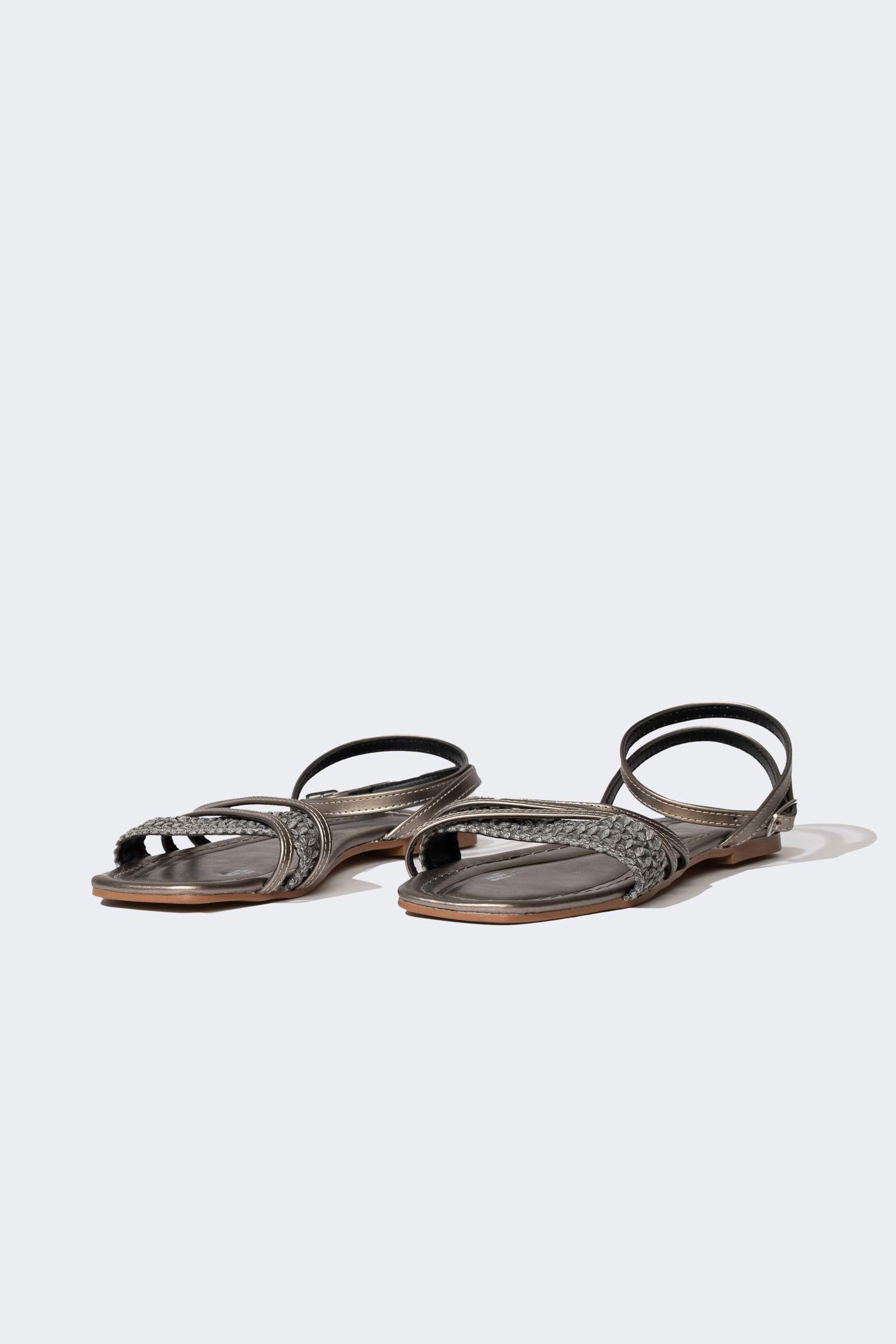 صندل نسائي بكعب مسطح