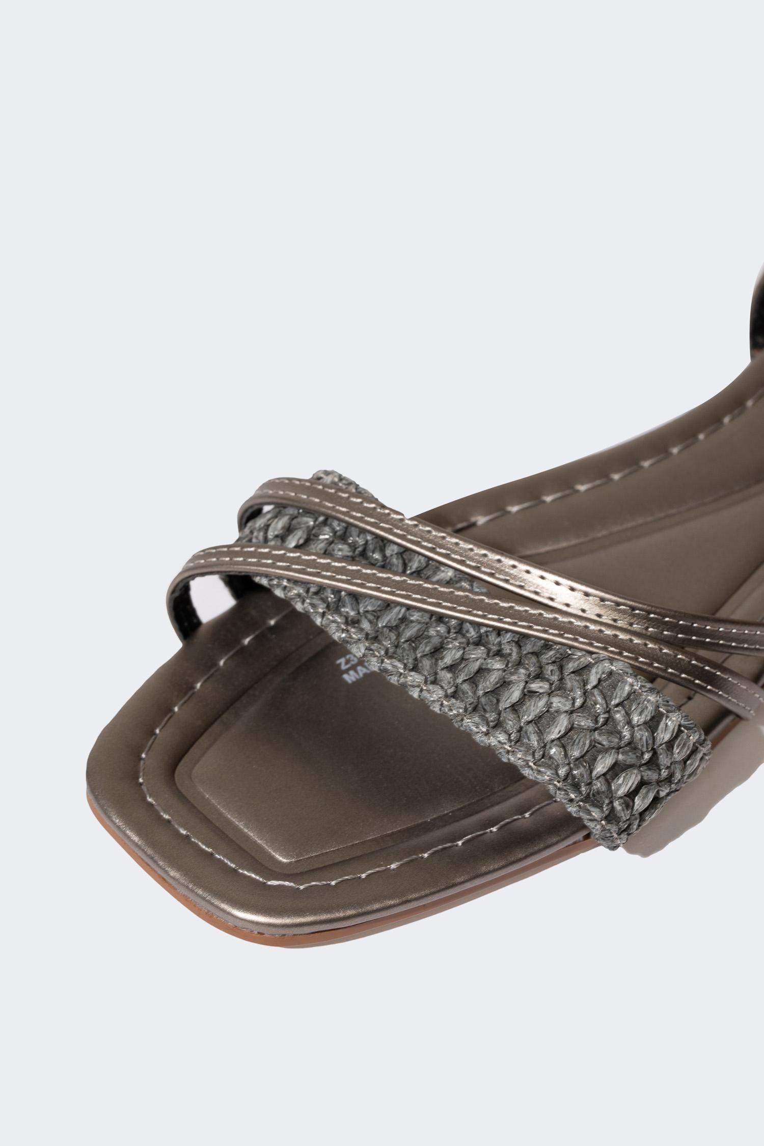 صندل نسائي بكعب مسطح