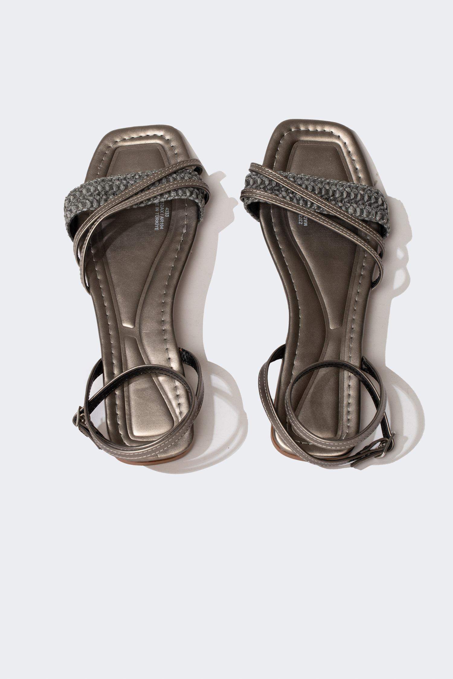 صندل نسائي بكعب مسطح