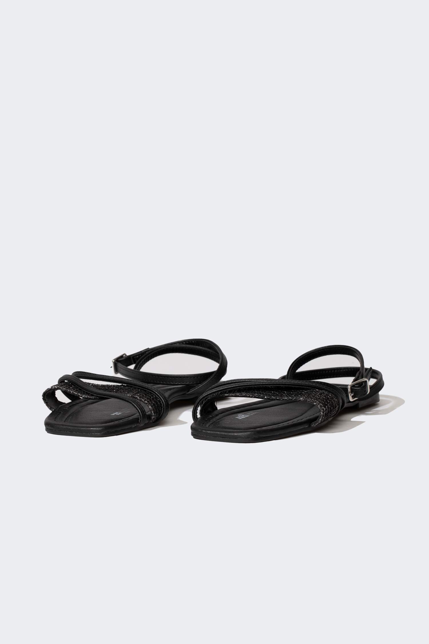 صندل نسائي بكعب مسطح