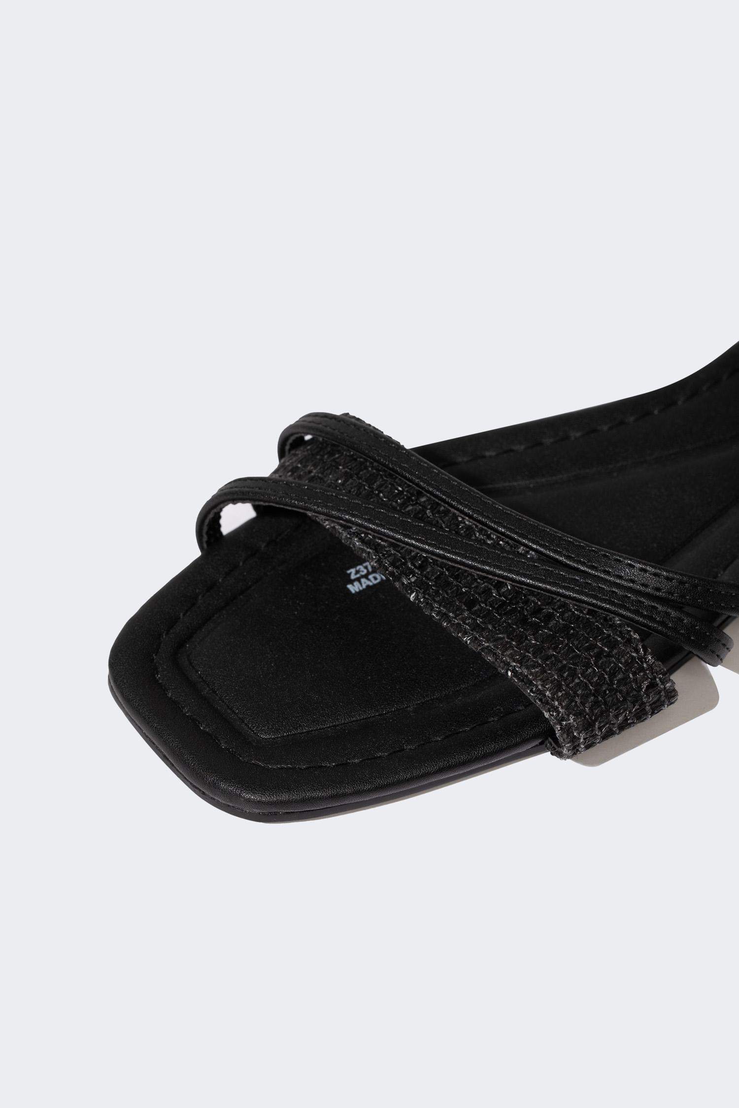 صندل نسائي بكعب مسطح