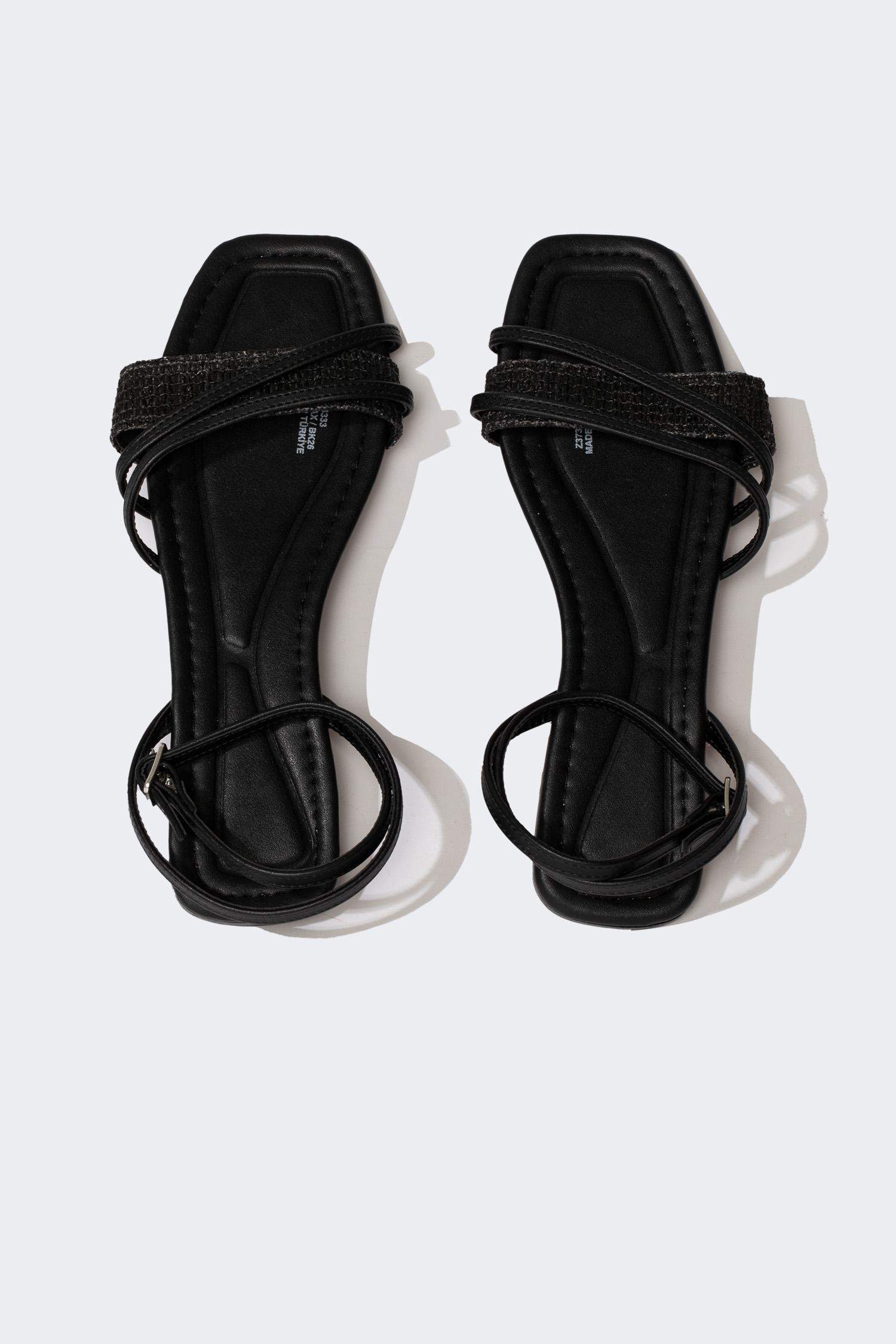 صندل نسائي بكعب مسطح