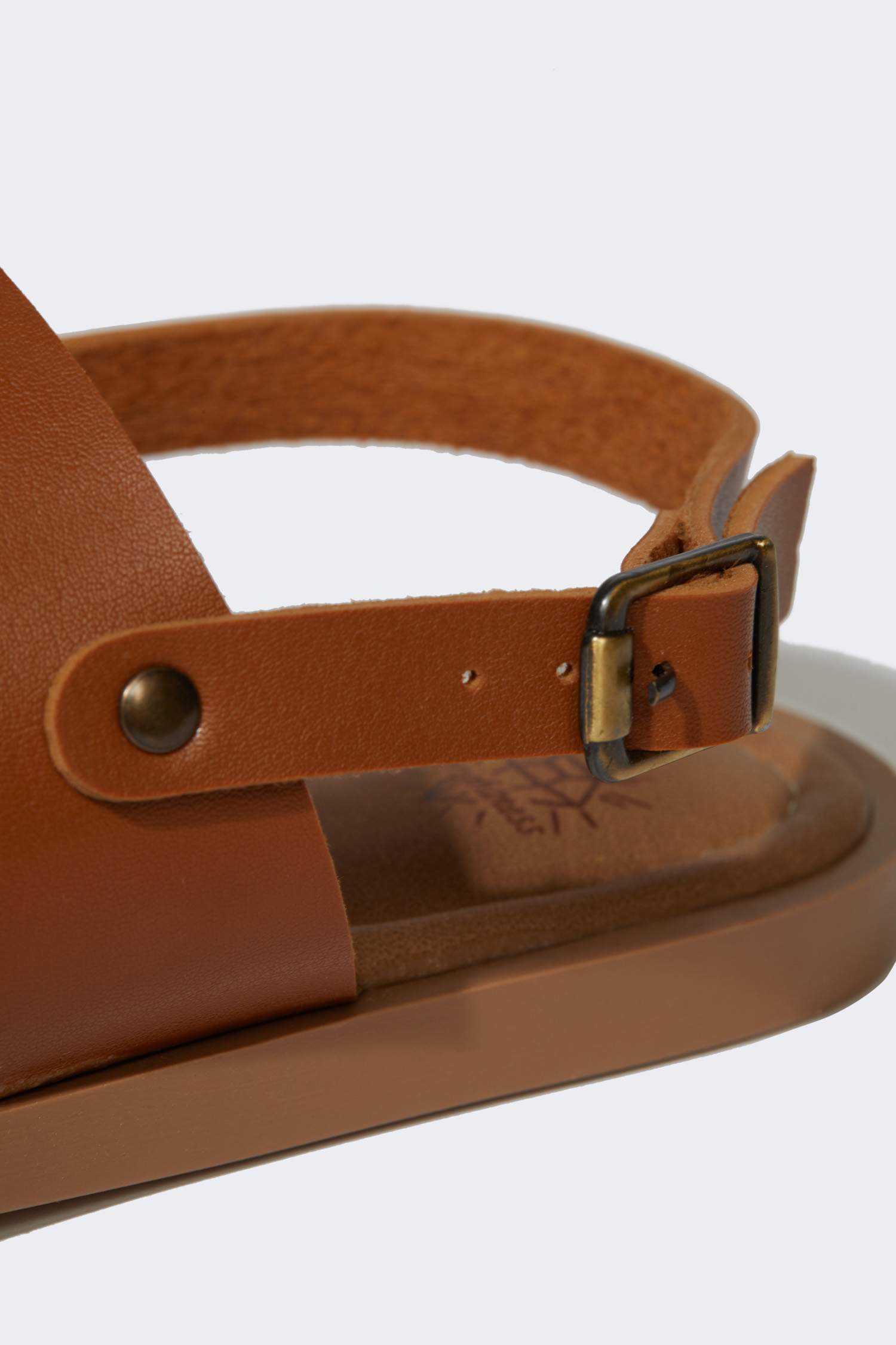 صندل نسائي بكعب مسطح