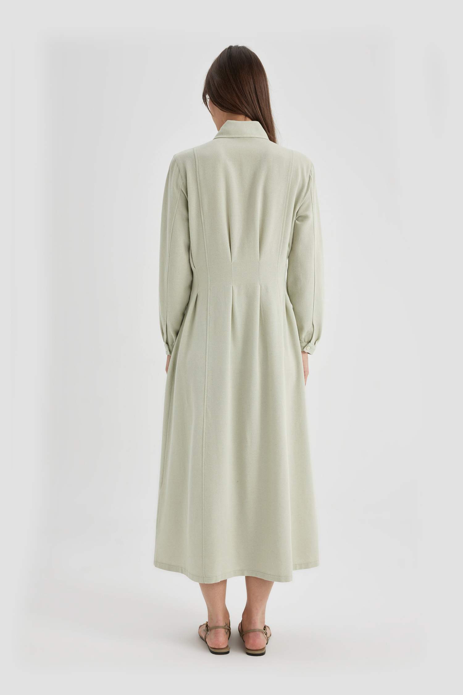 فستان كم طويل ذو مظهر كتاني وياقة قميص