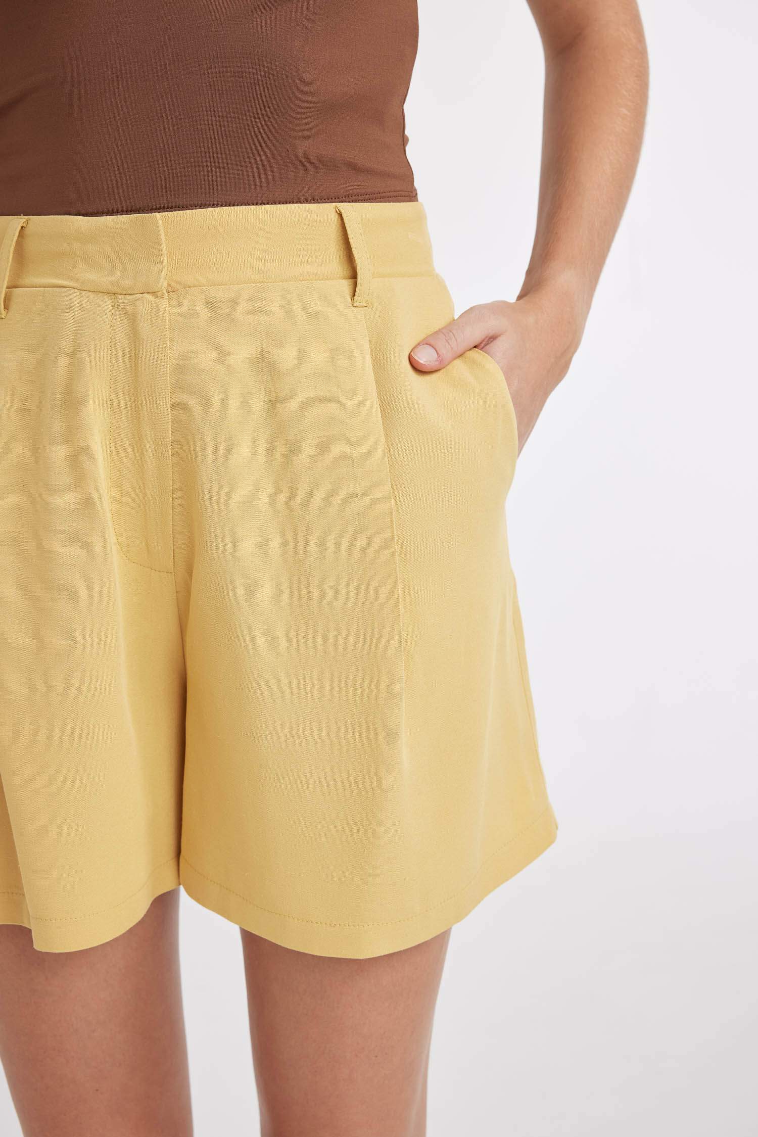 Yüksek Bel Kısa Paça Keten Karışımlı Şort