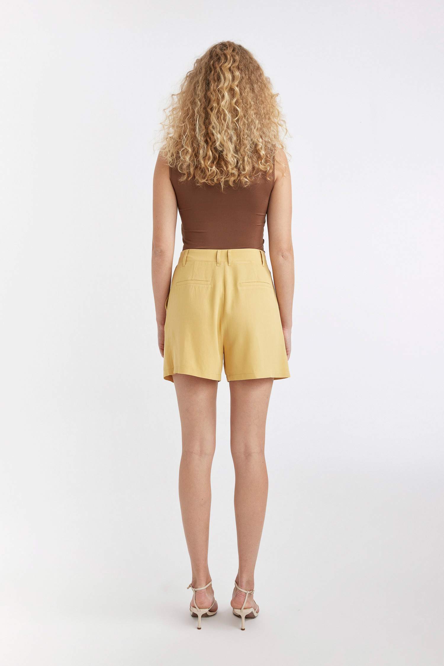 Yüksek Bel Kısa Paça Keten Karışımlı Şort