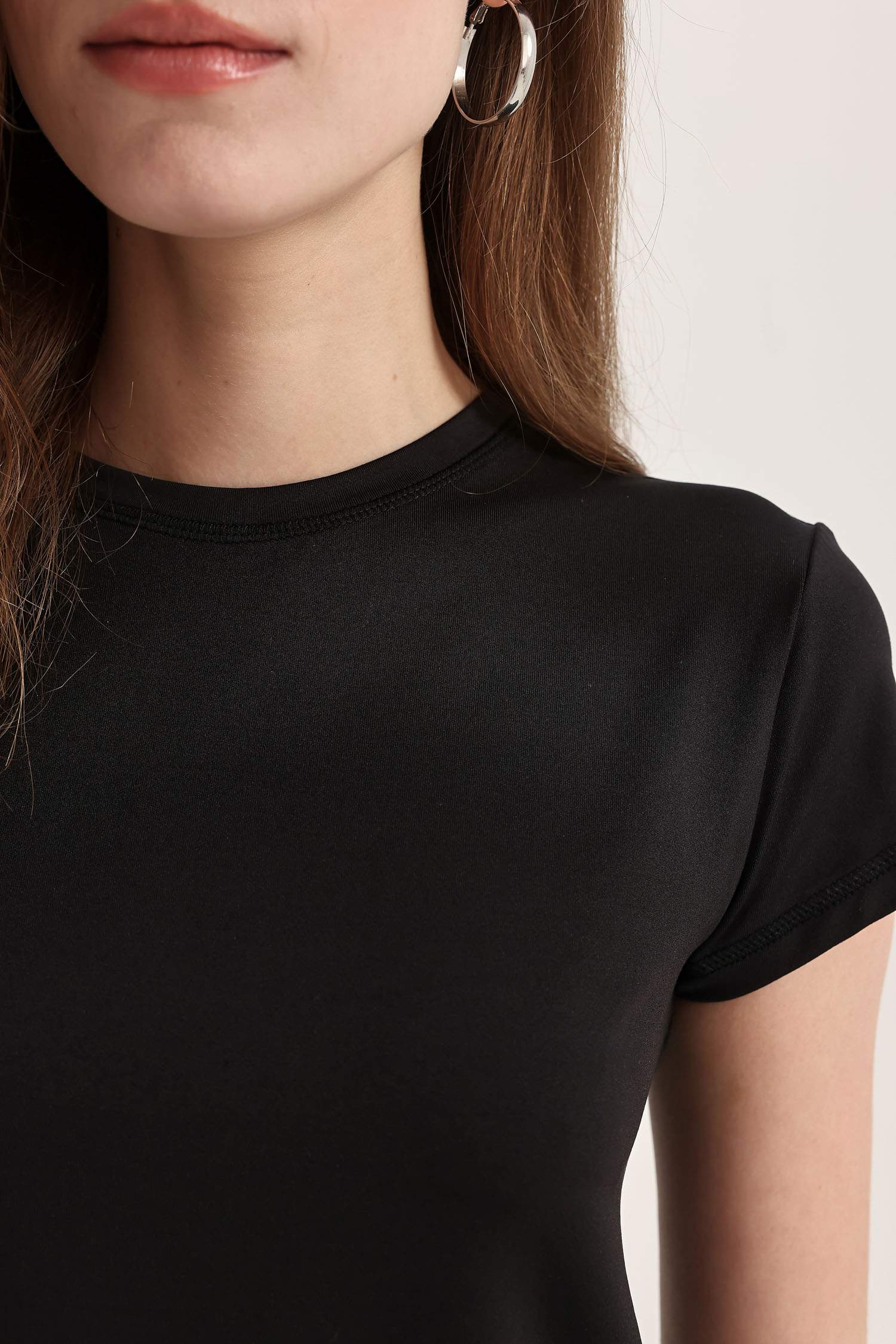Футболка приталенного кроя с круглым вырезом
