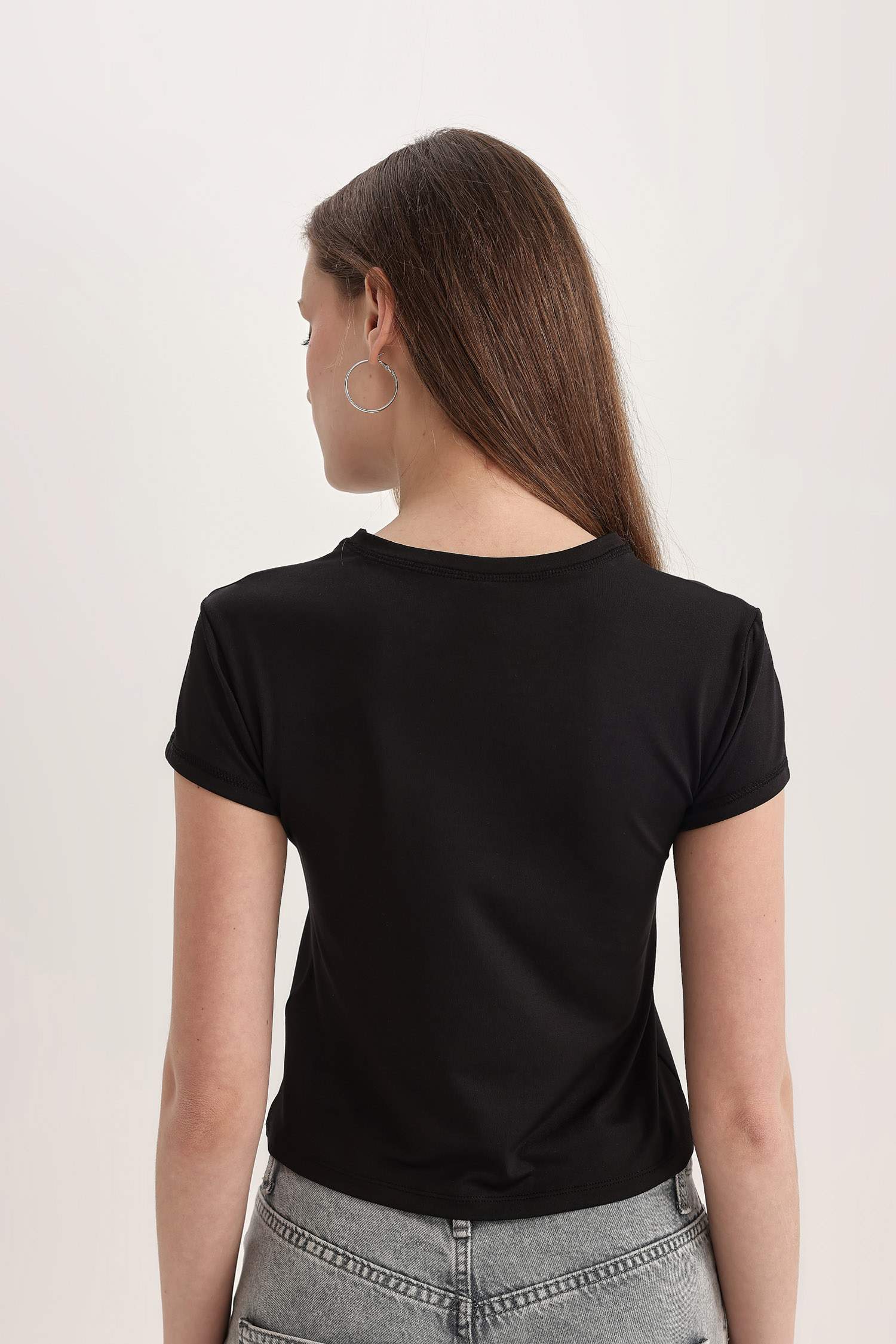 Футболка приталенного кроя с круглым вырезом