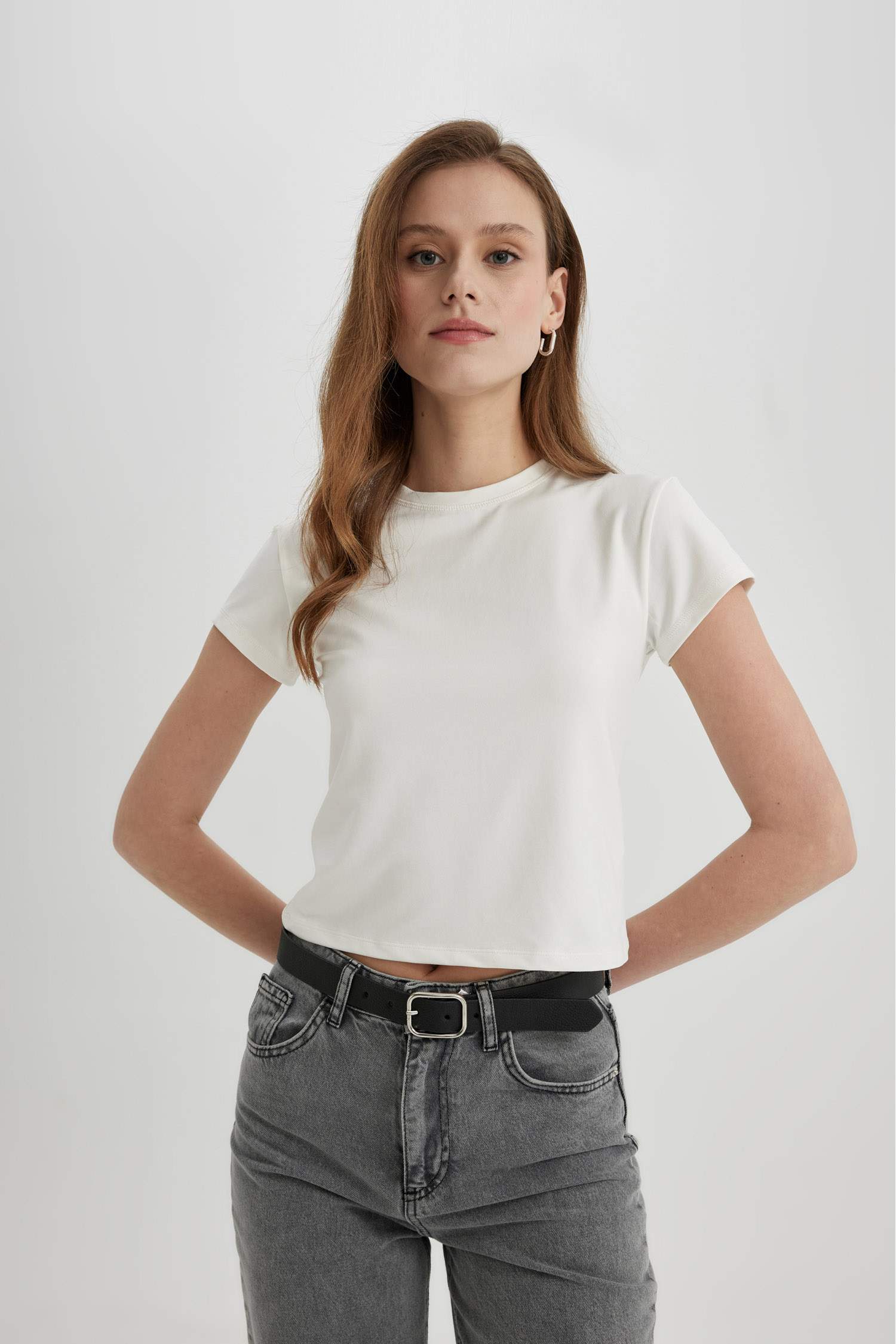 Slim Fit Dar Kesim Bisiklet Yaka Kısa Kollu Tişört