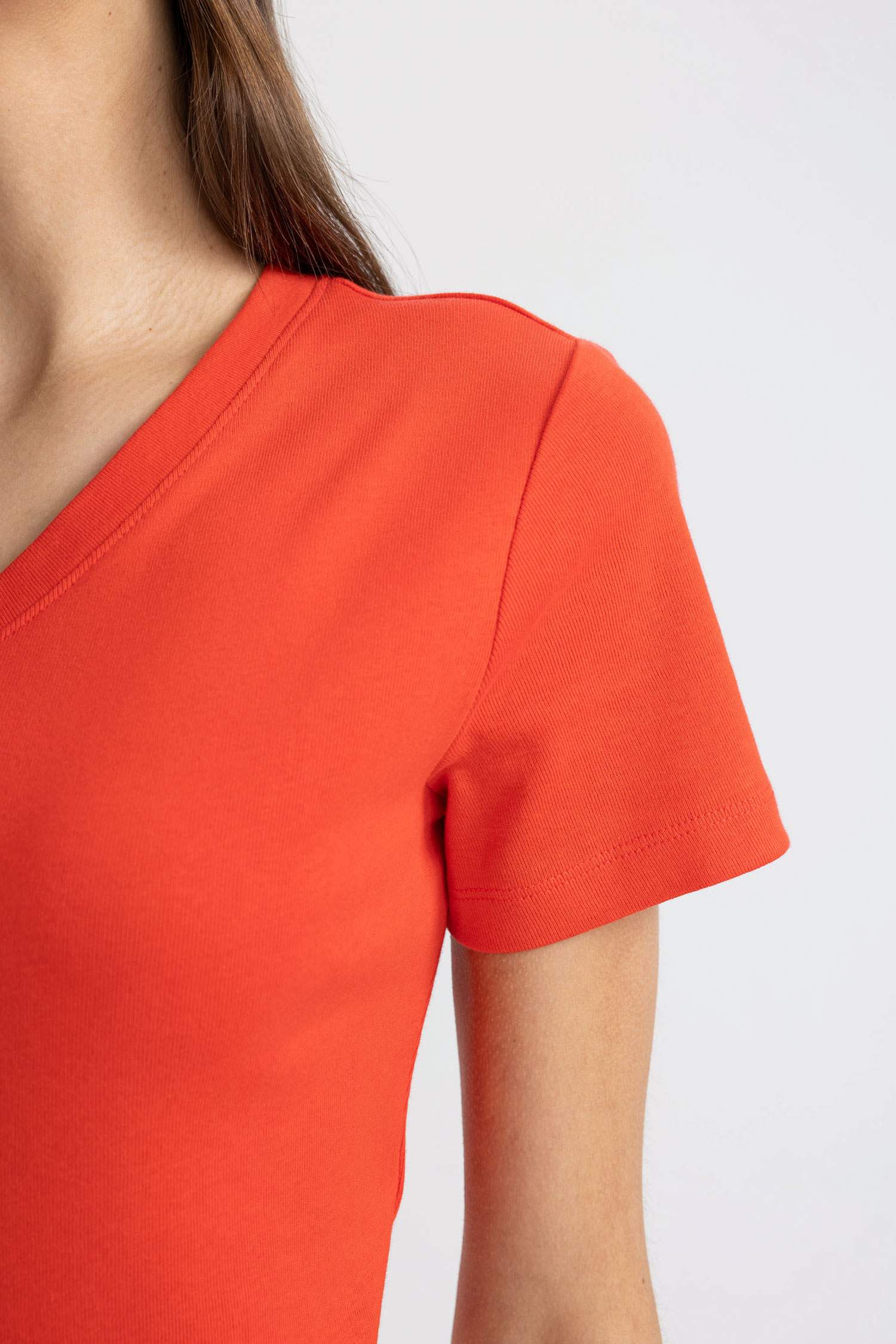 تيشيرت نص كم قطن سليم فيت برقبة V