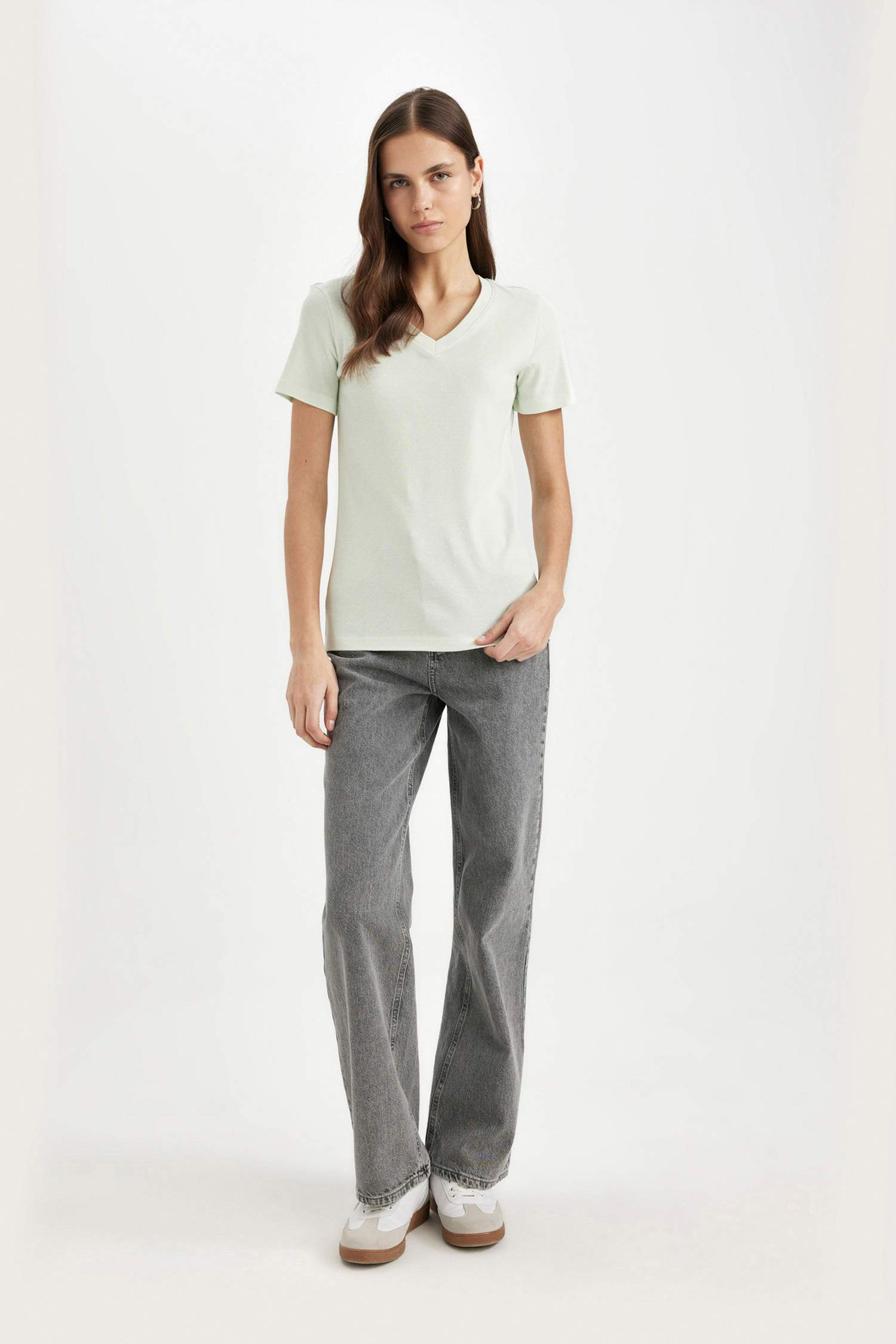 T-Shirt Slim à Manches Courtes à Col en V