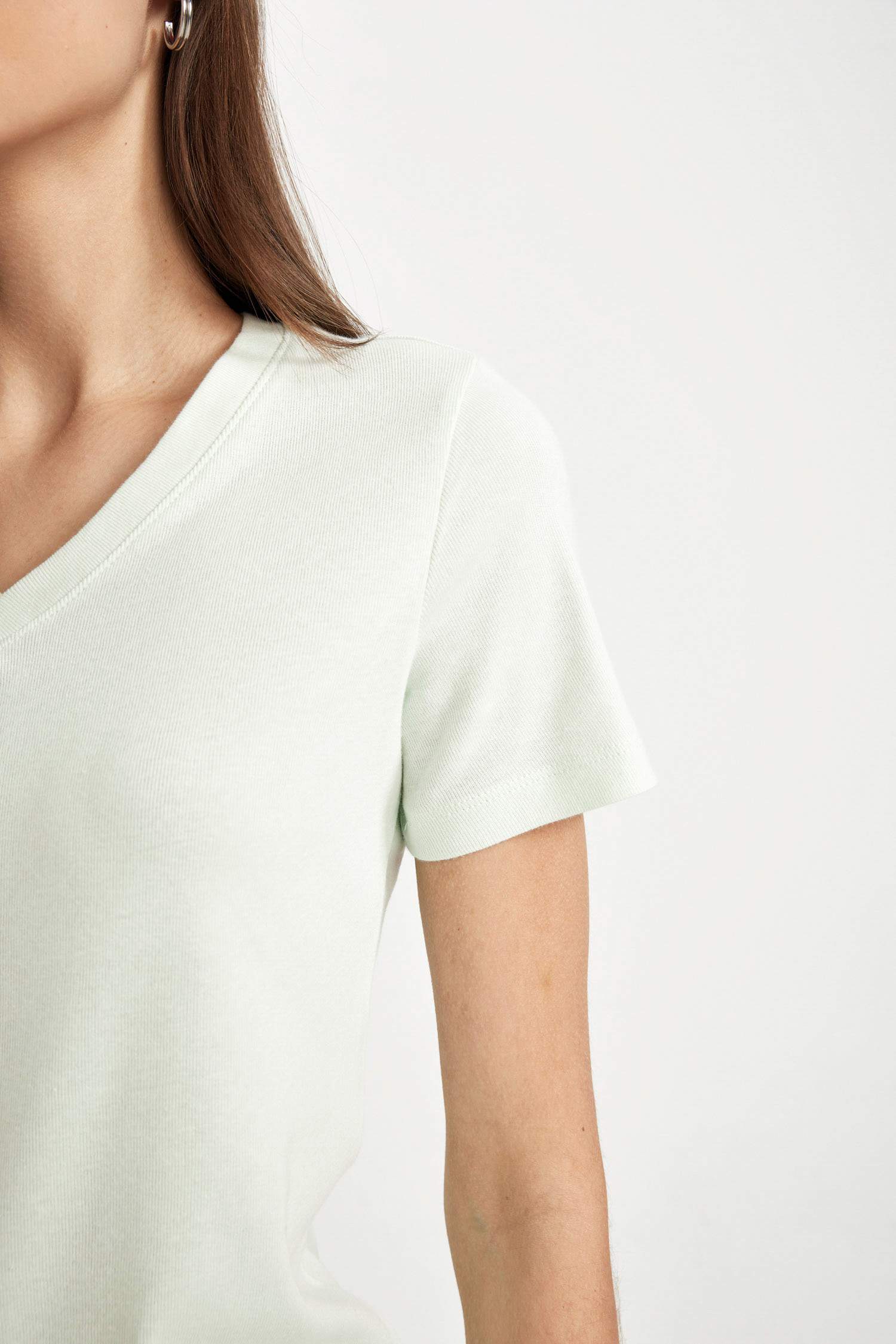 T-Shirt Slim à Manches Courtes à Col en V