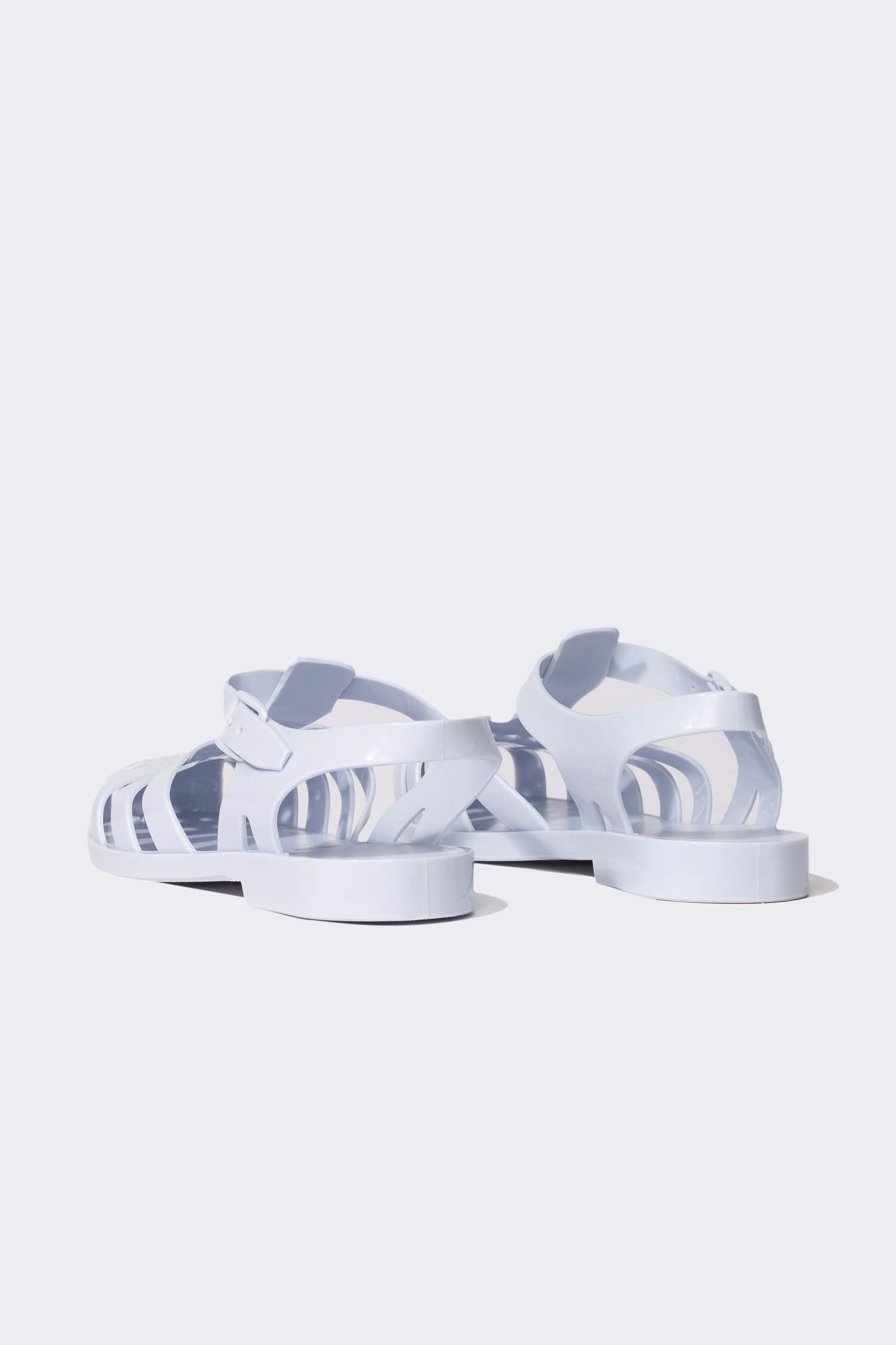 صندل نسائي بكعب مسطح