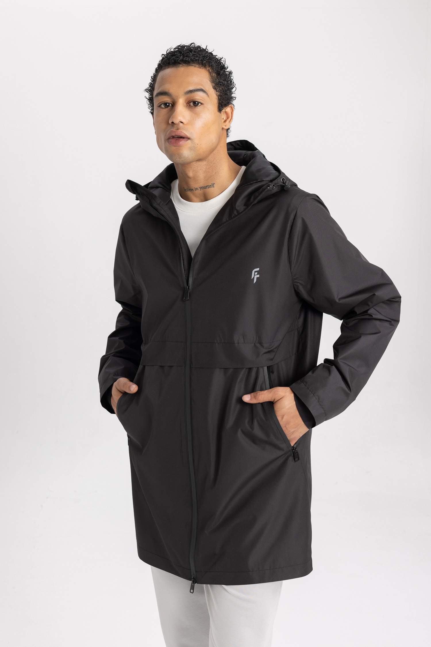 بالطو مطر قصة عادية بغطاء للرأس طارد للماء من DeFactoFit