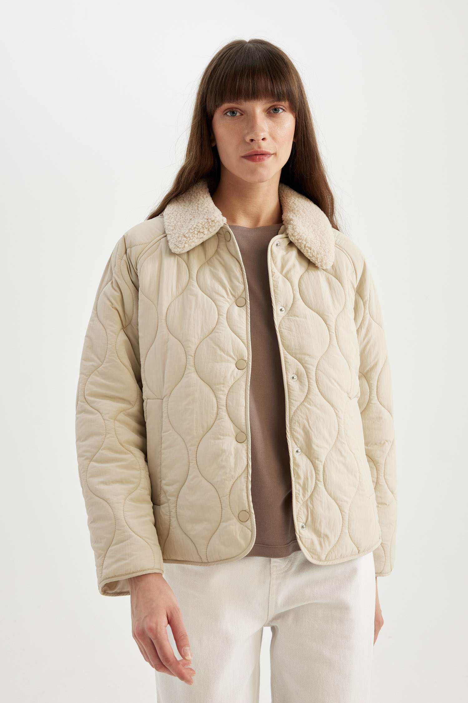 Hafif Mevsimlik Mont Kapitoneli Çıtçıtlı Cepli Suni Kürk Yaka Detaylı