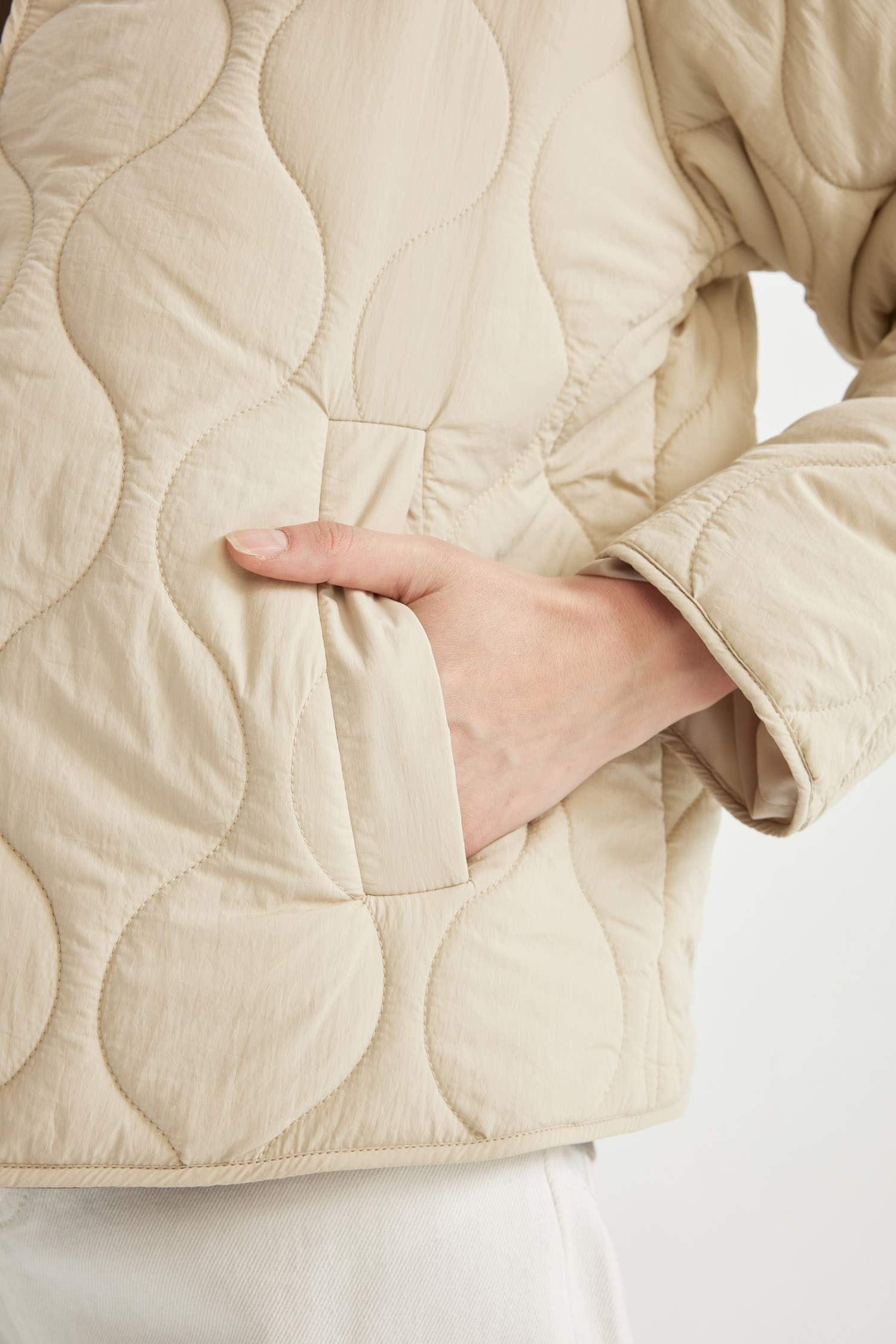 Hafif Mevsimlik Mont Kapitoneli Çıtçıtlı Cepli Suni Kürk Yaka Detaylı