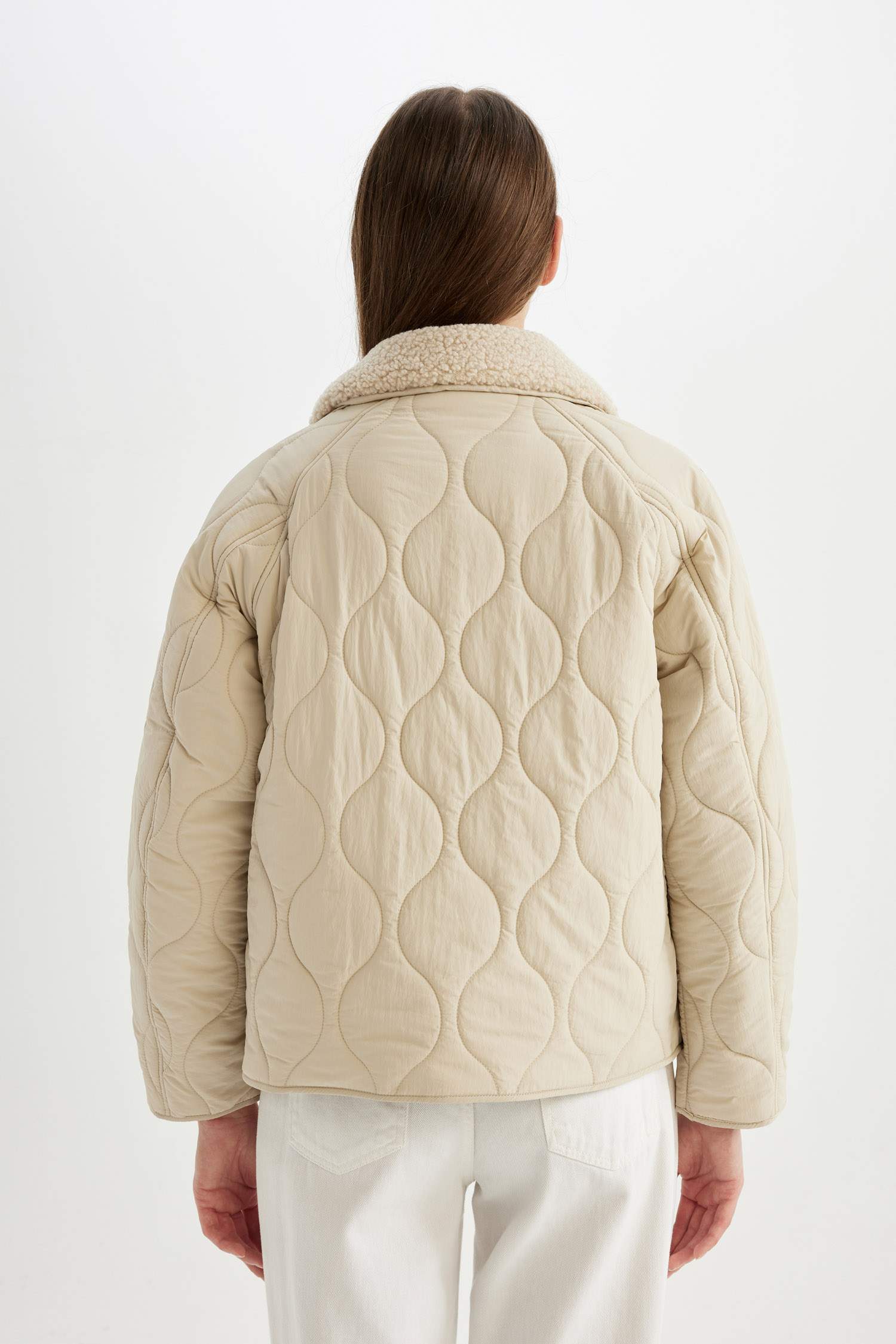 Hafif Mevsimlik Mont Kapitoneli Çıtçıtlı Cepli Suni Kürk Yaka Detaylı