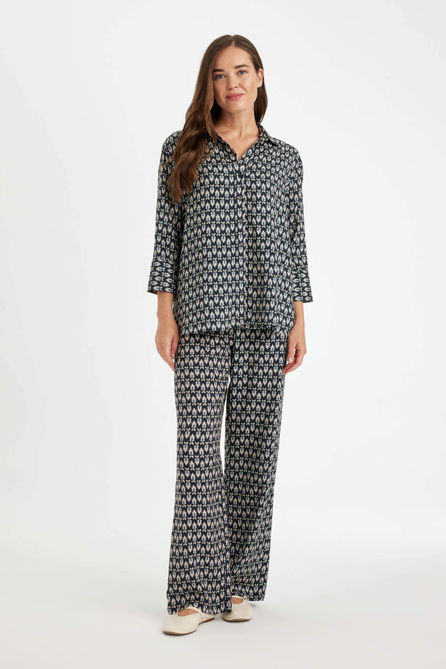 سروال واسع برجل واسع وخصر عالي