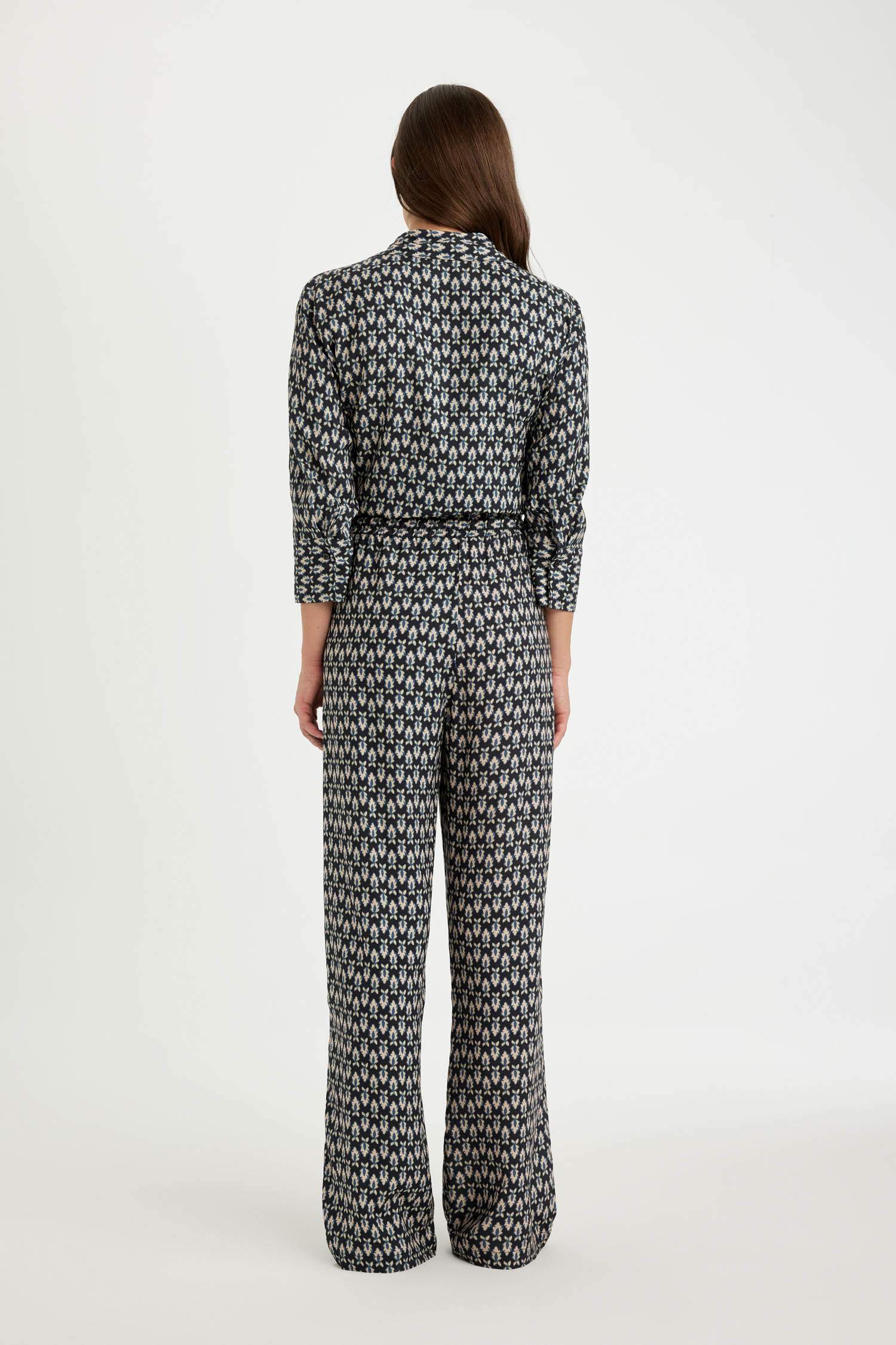 سروال واسع برجل واسع وخصر عالي