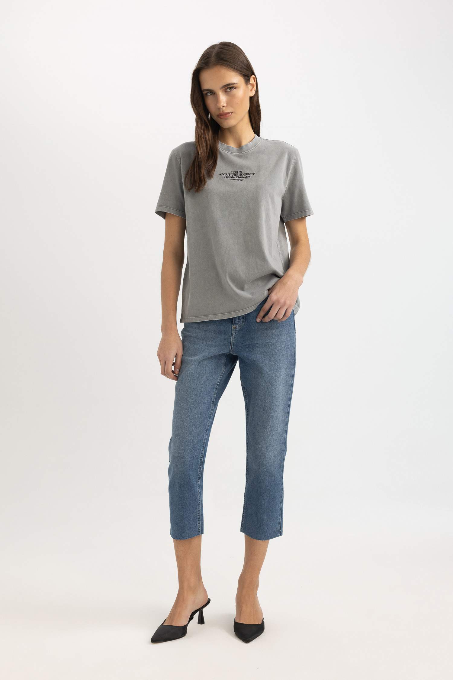 تيشيرت نص كم بطبعة شعار قصة عادية برقبة مستديرة وتأثير باهت