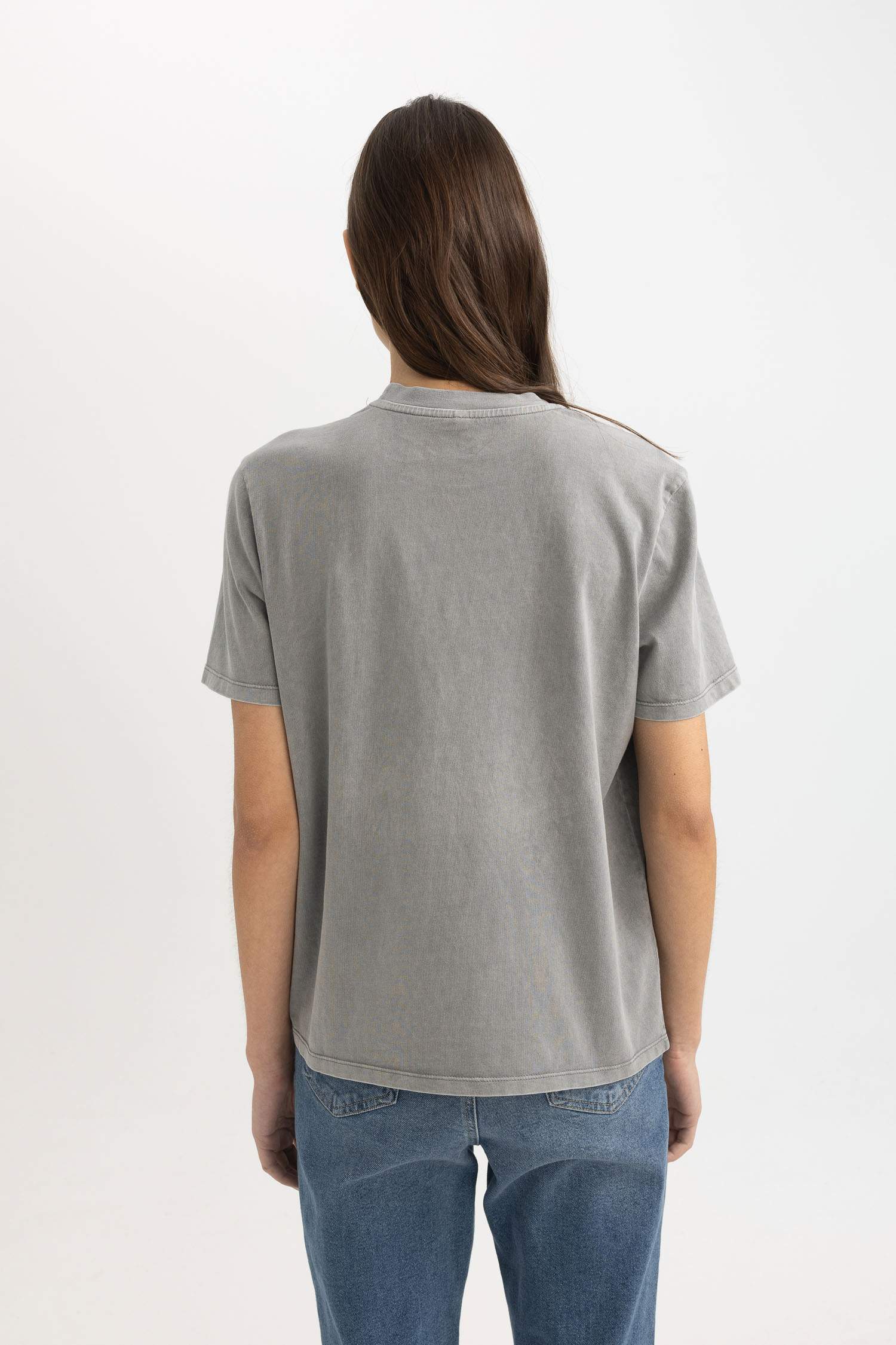 تيشيرت نص كم بطبعة شعار قصة عادية برقبة مستديرة وتأثير باهت