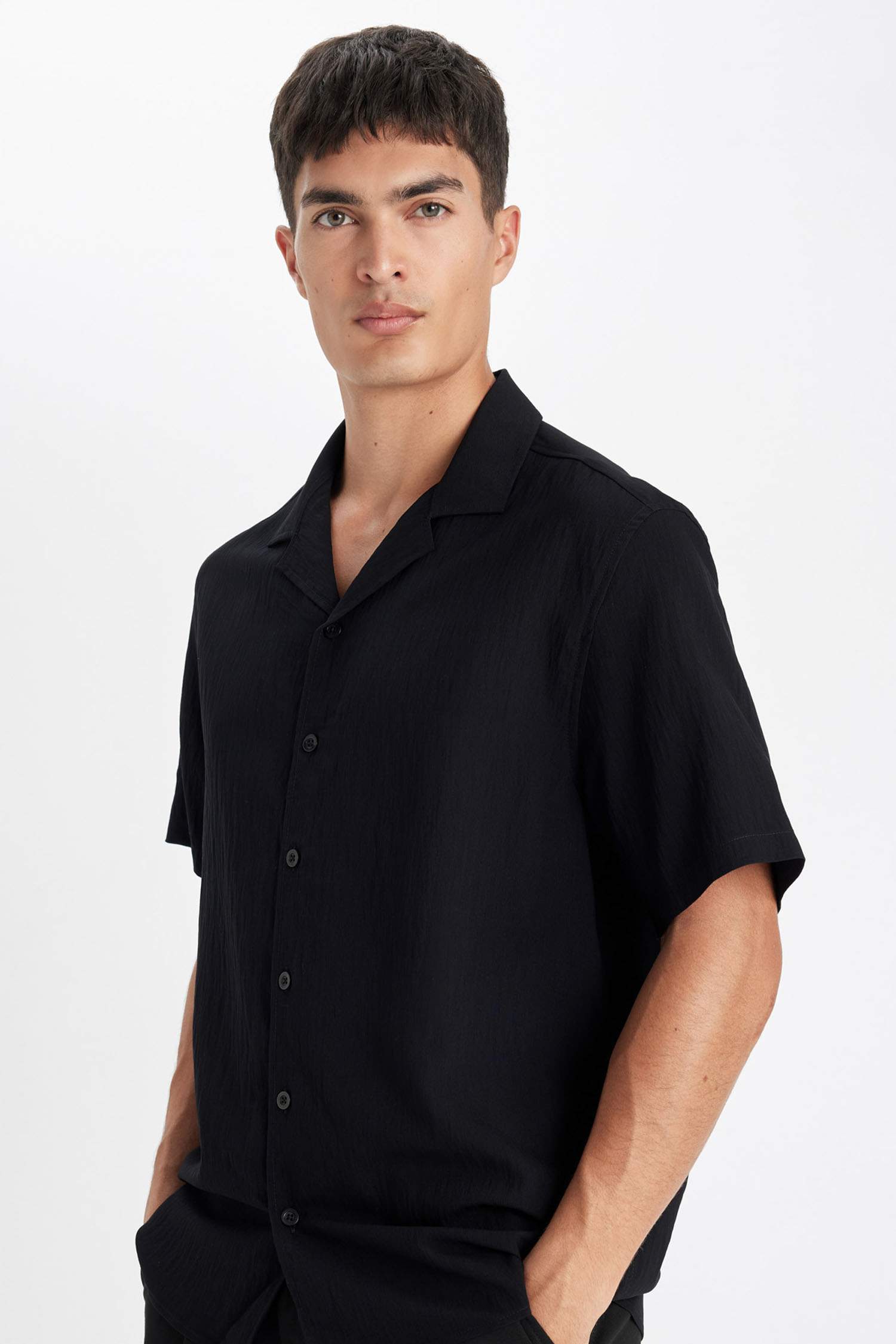 Chemise noire à Manches Courtes et Coupe Relax