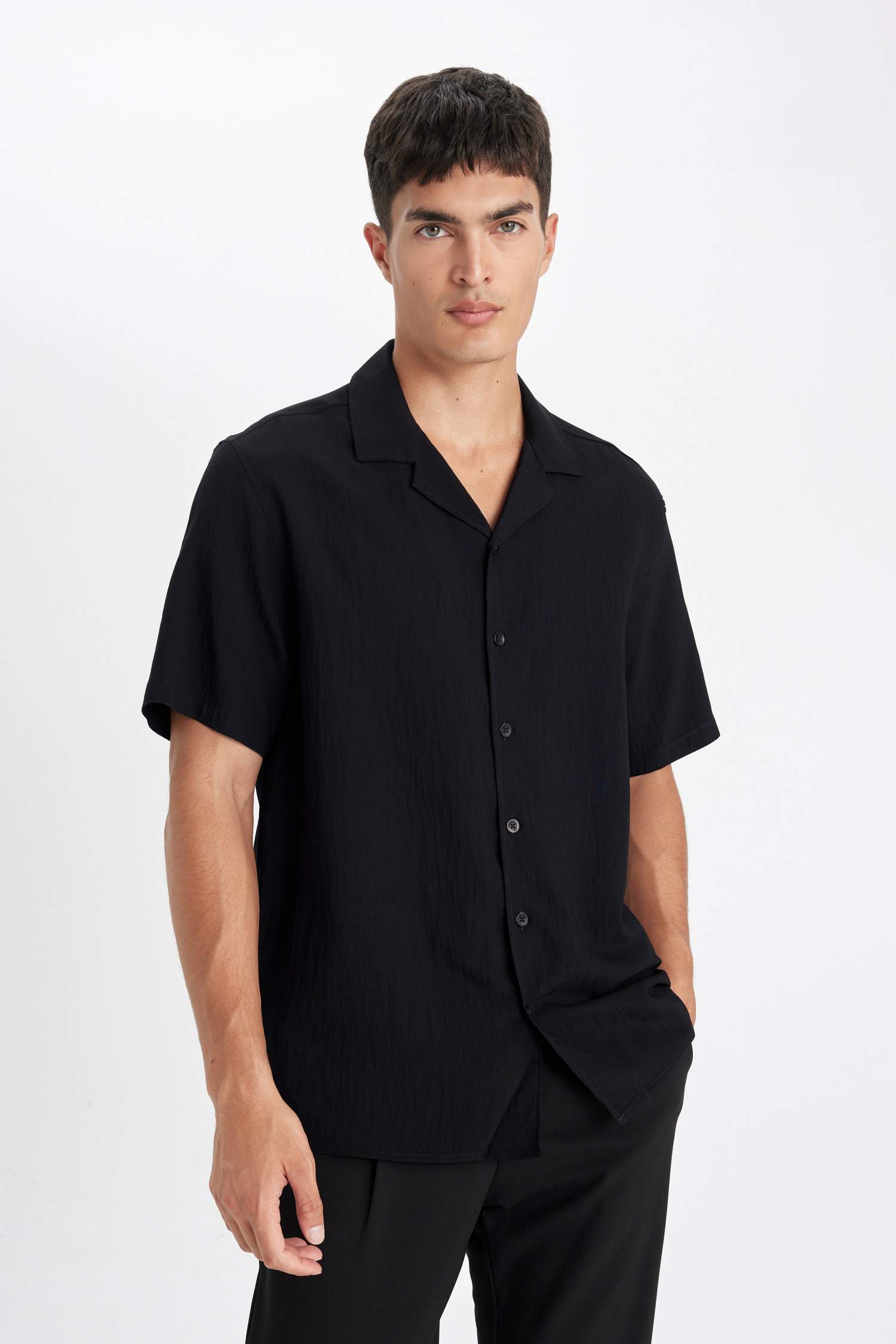 Chemise noire à Manches Courtes et Coupe Relax