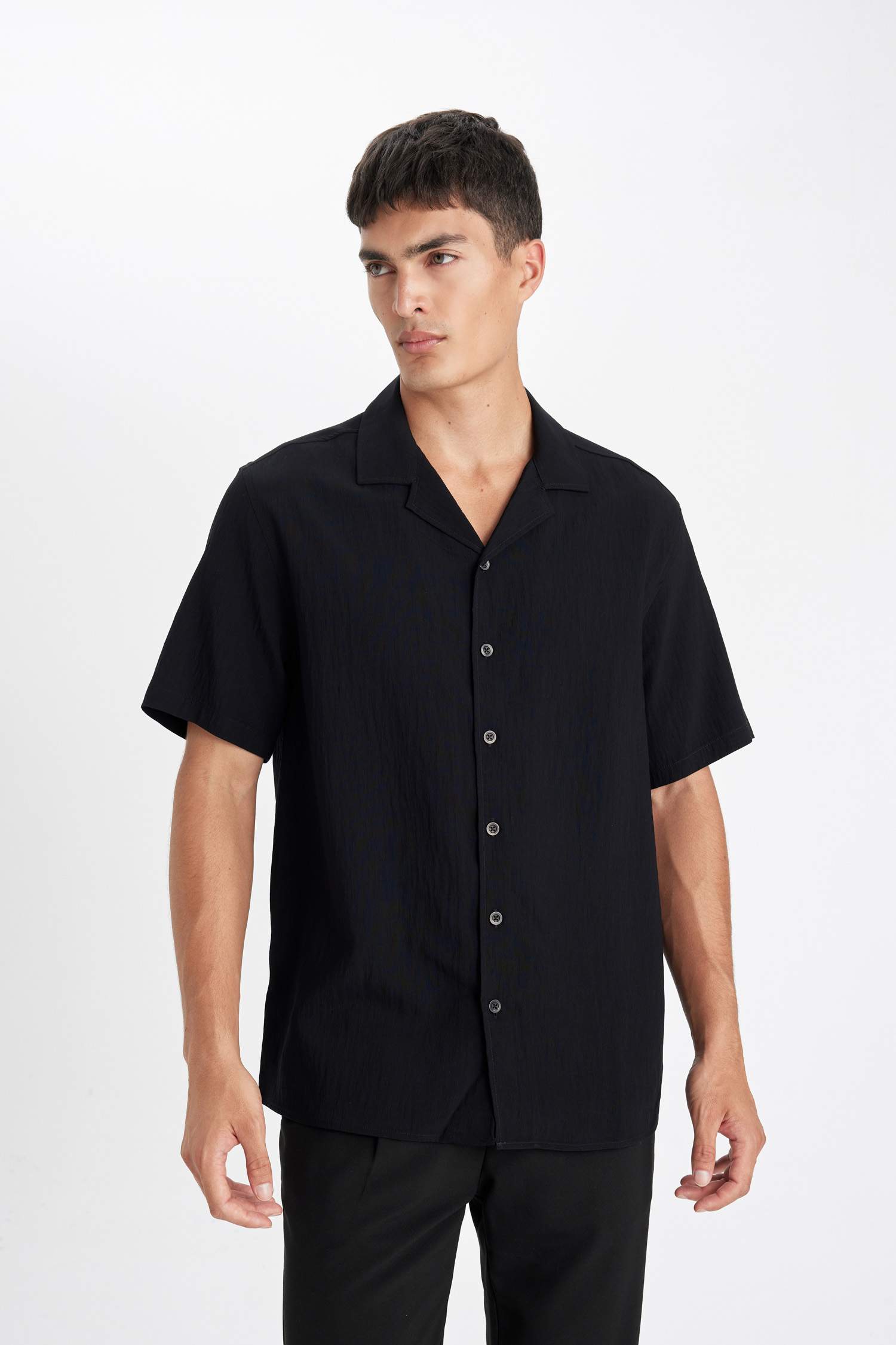 Chemise noire à Manches Courtes et Coupe Relax