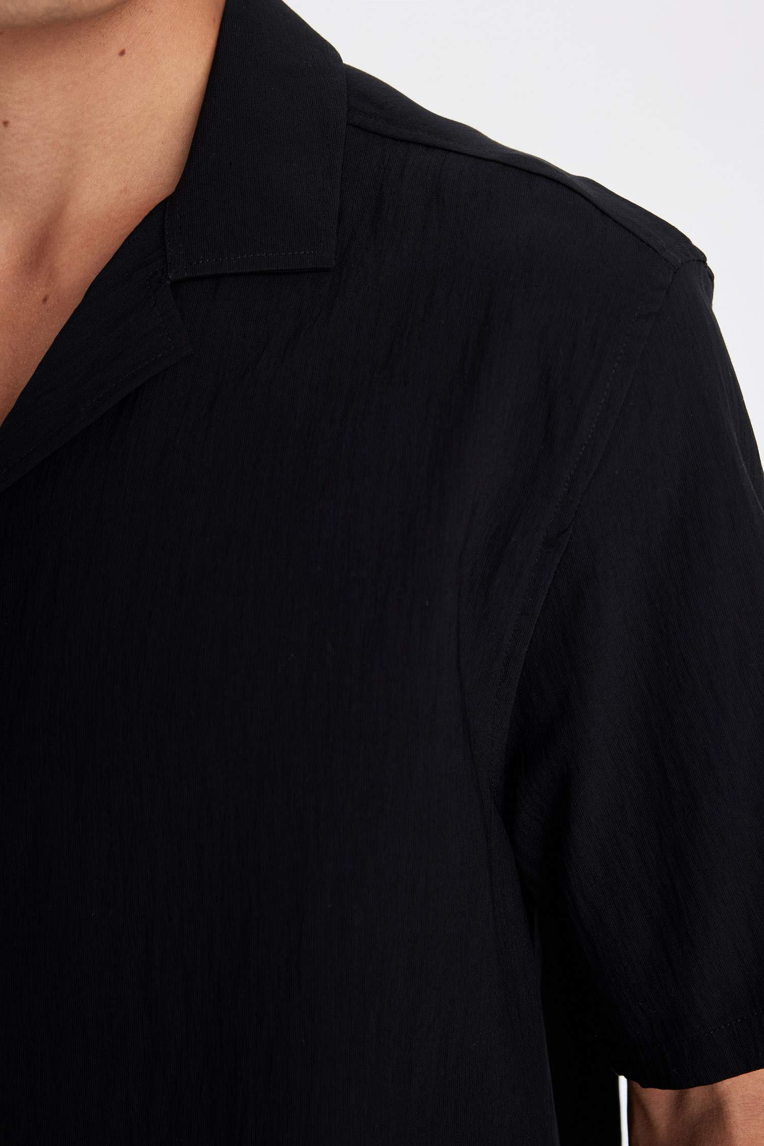 Chemise noire à Manches Courtes et Coupe Relax