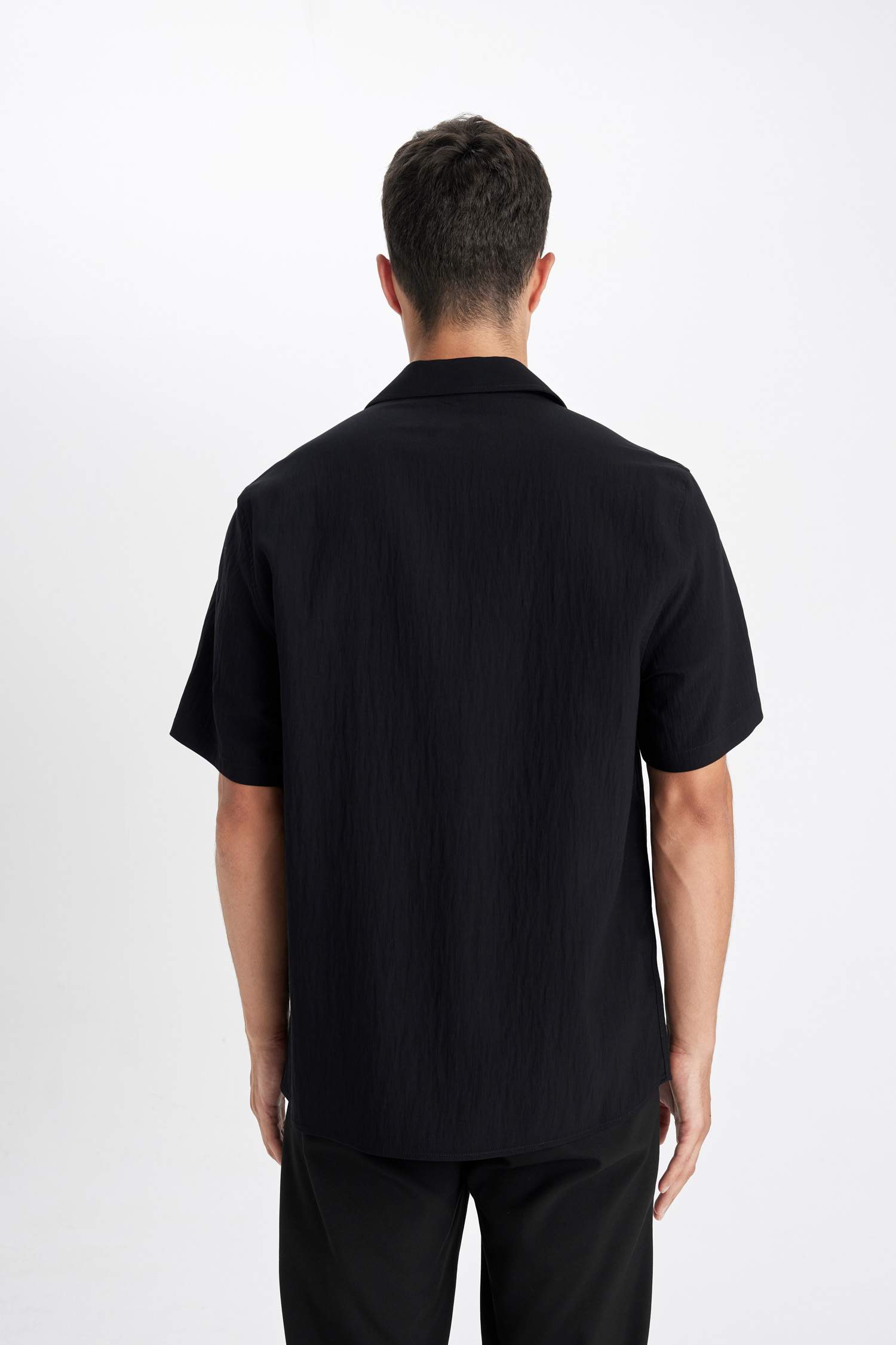 Chemise noire à Manches Courtes et Coupe Relax