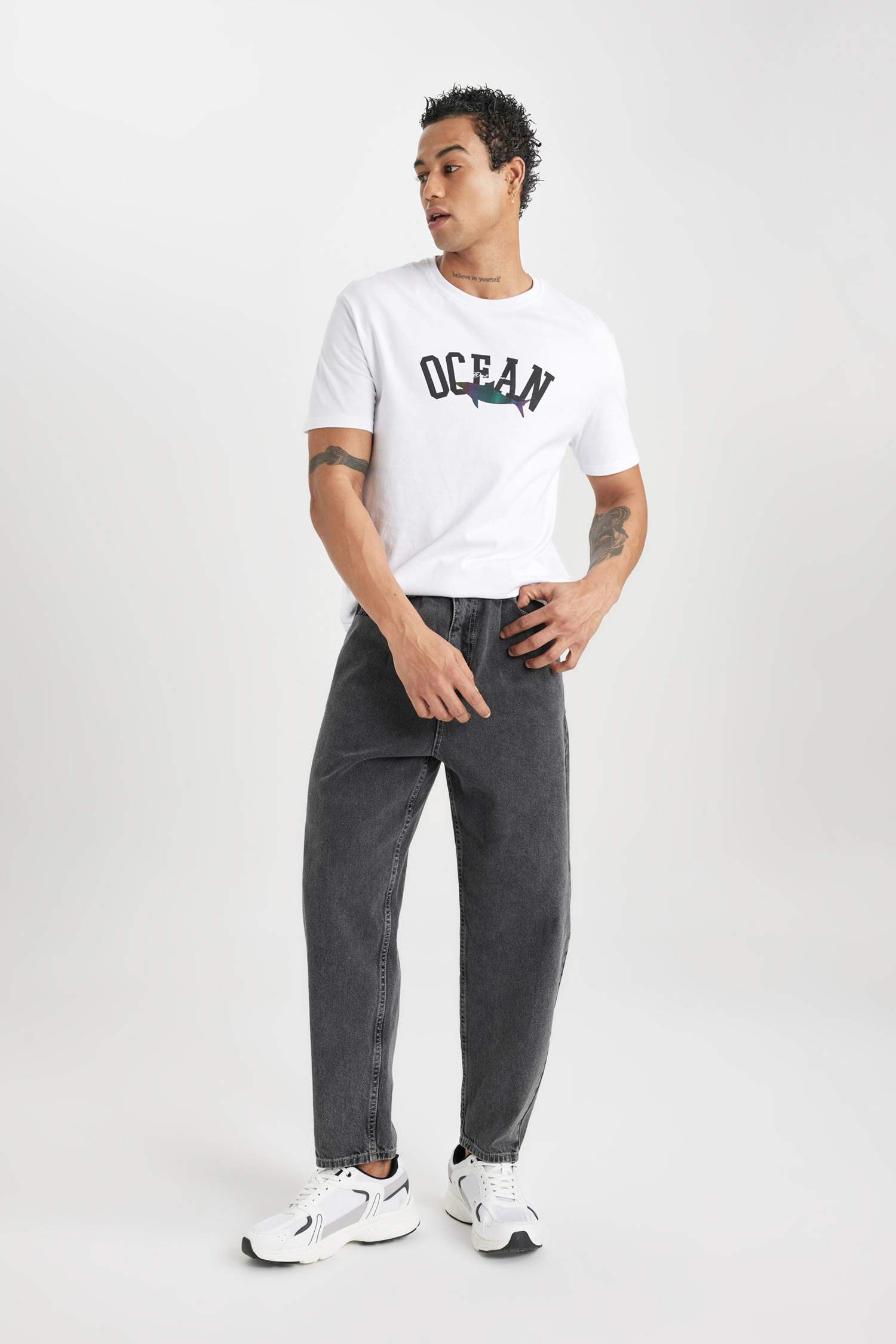 سروال جينز بالون فيت واسع بخصر عالي