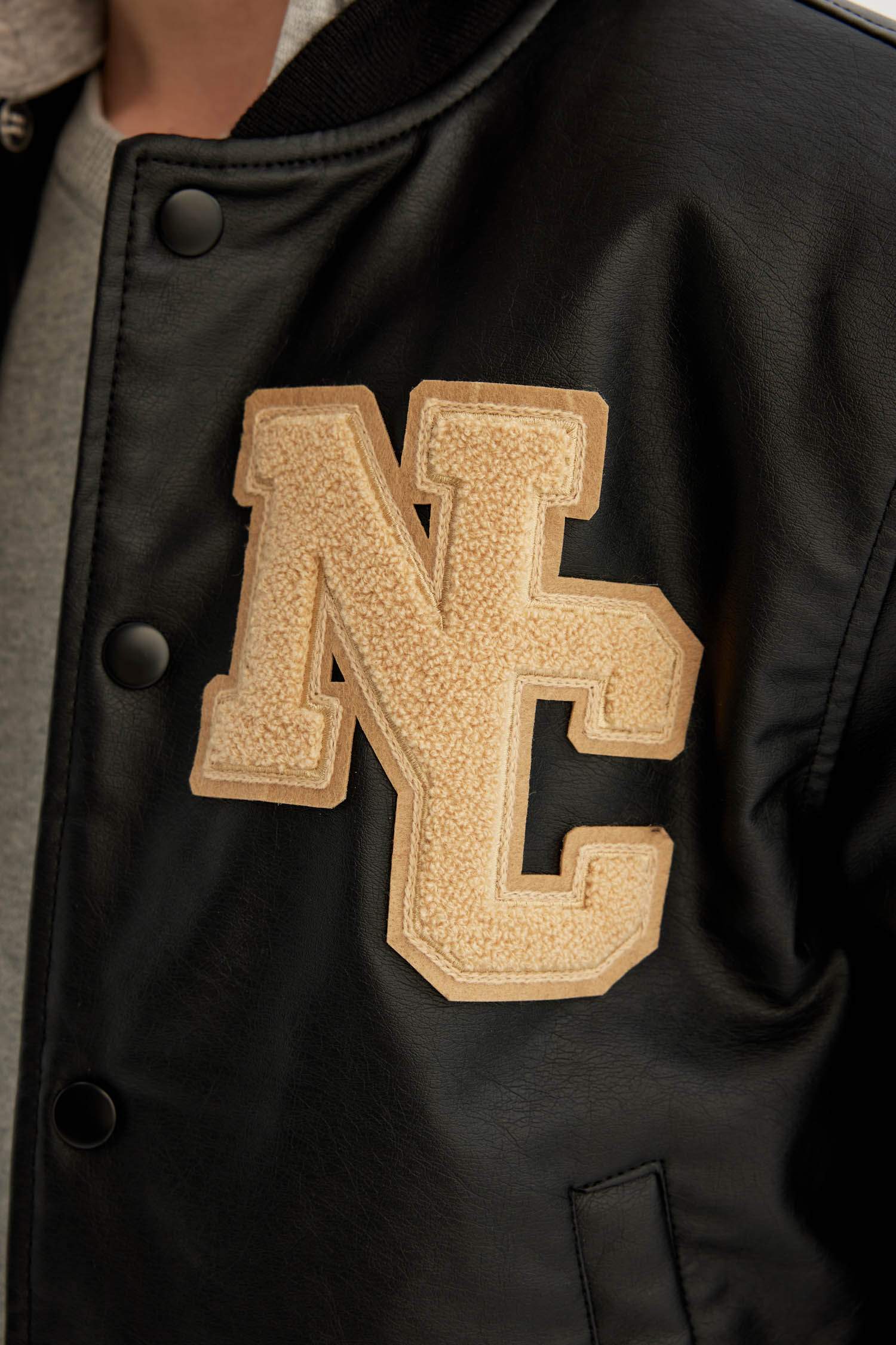 Erkek Çocuk Su Geçirmez Çıkarılabilir Kapüşonlu Çıtçıtlı Çift Cepli Kolej Yaka Suni Deri Bomber Hafif Mont