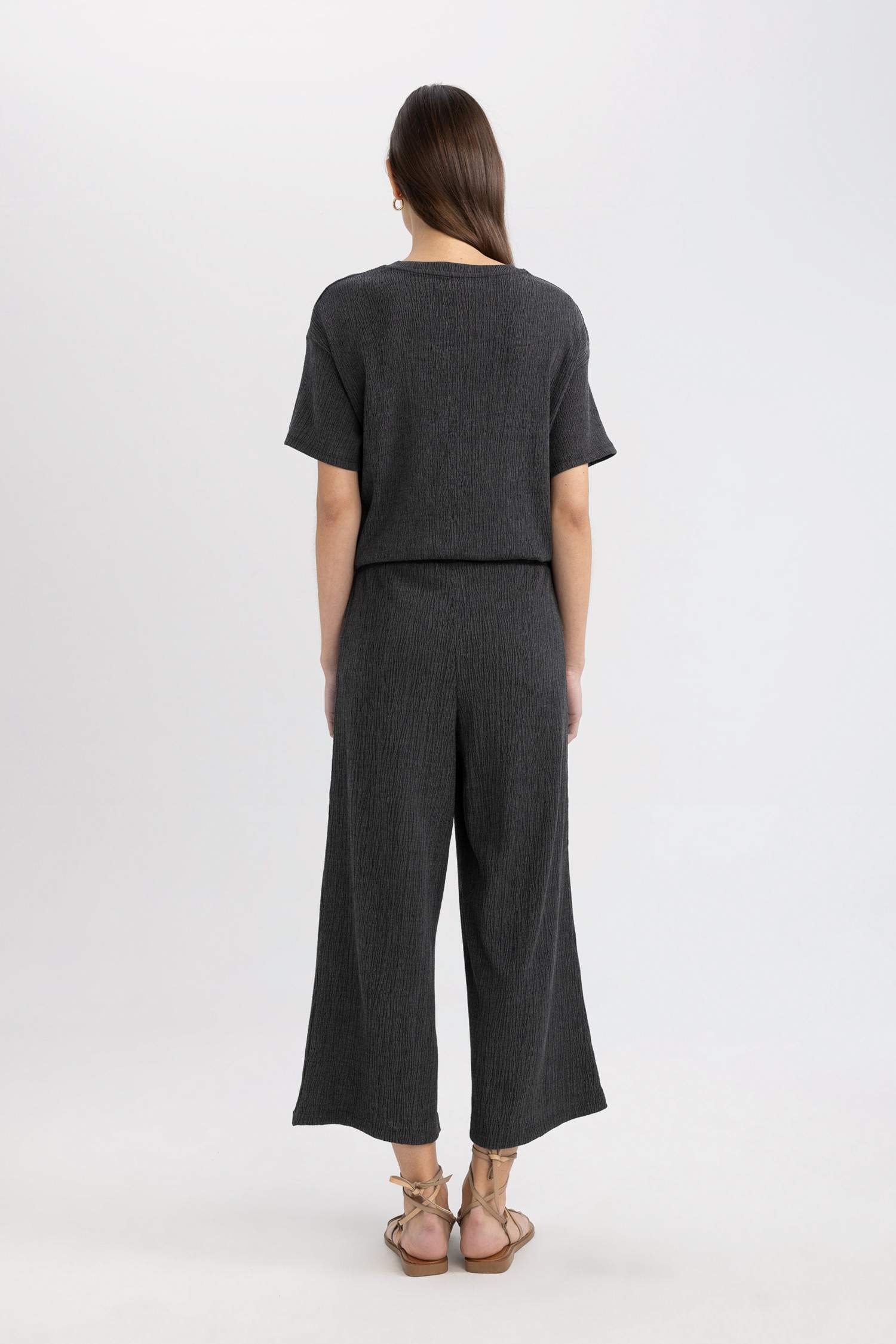 بنطلون ميدي وايد ليج برجل واسع ورجل عادية بخصر عادي