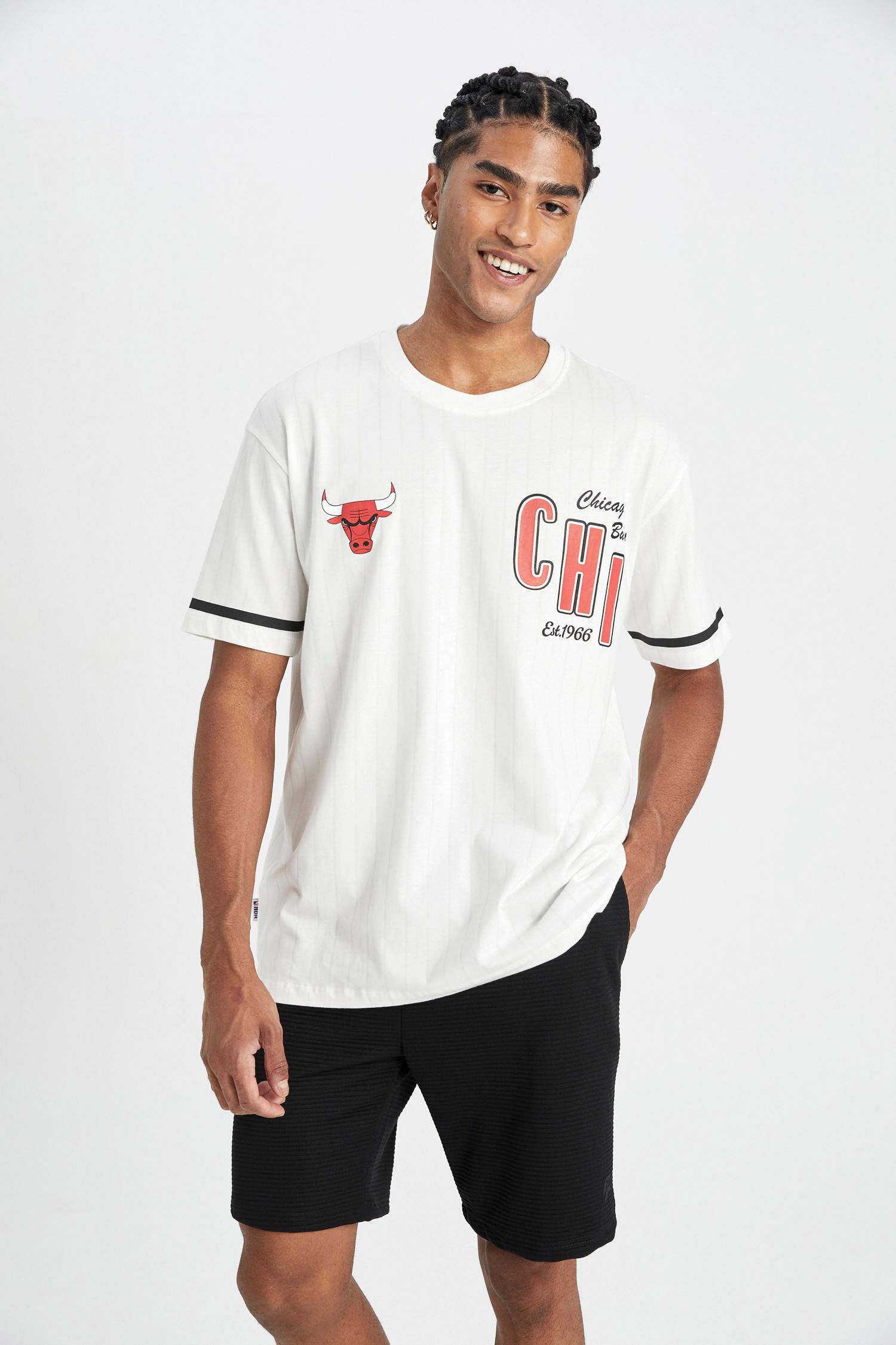 DeFactoFit NBA Chicago Bulls Boxy Fit Bisiklet Yaka Kısa Kollu Tişört