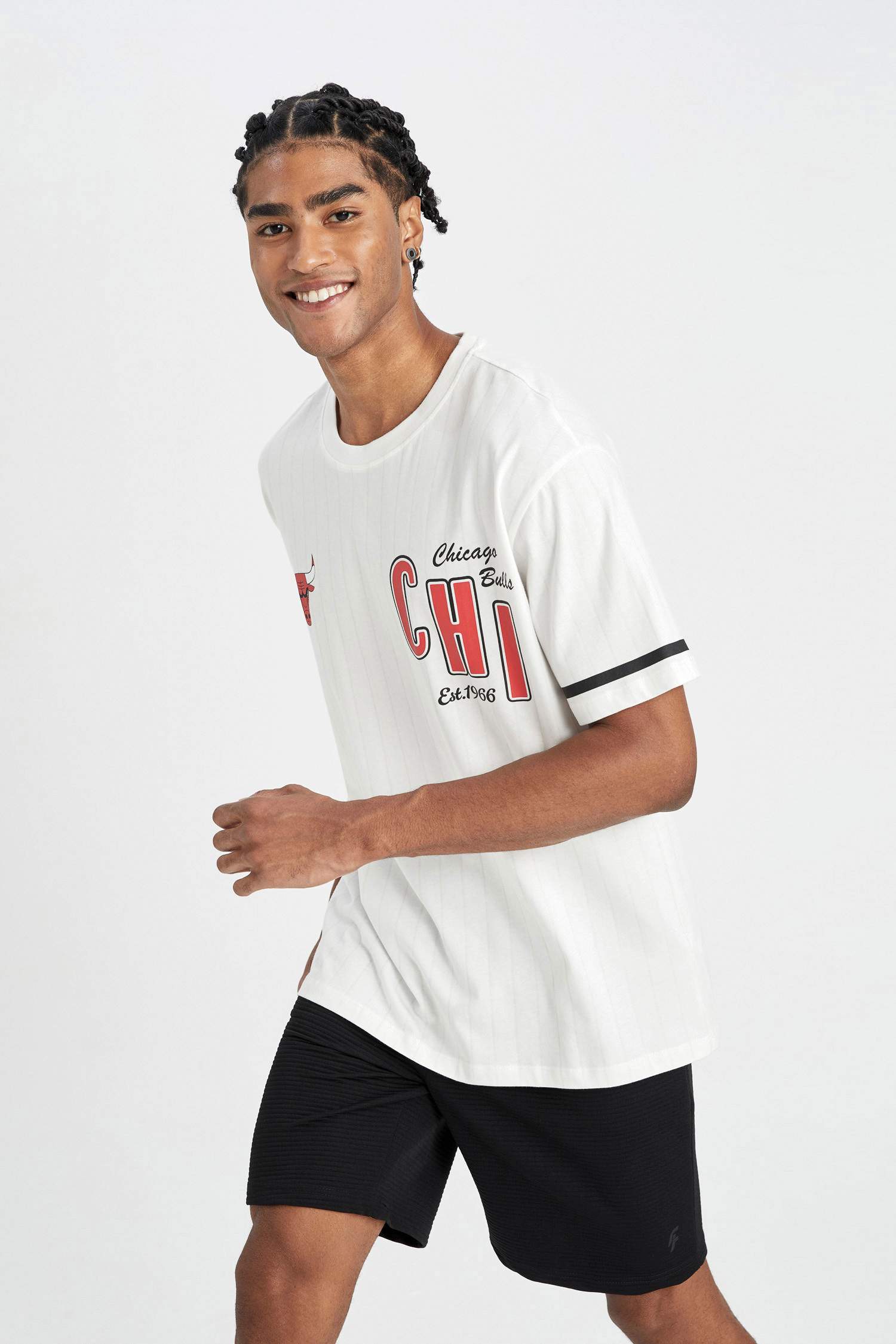 DeFactoFit NBA Chicago Bulls Boxy Fit Bisiklet Yaka Kısa Kollu Tişört