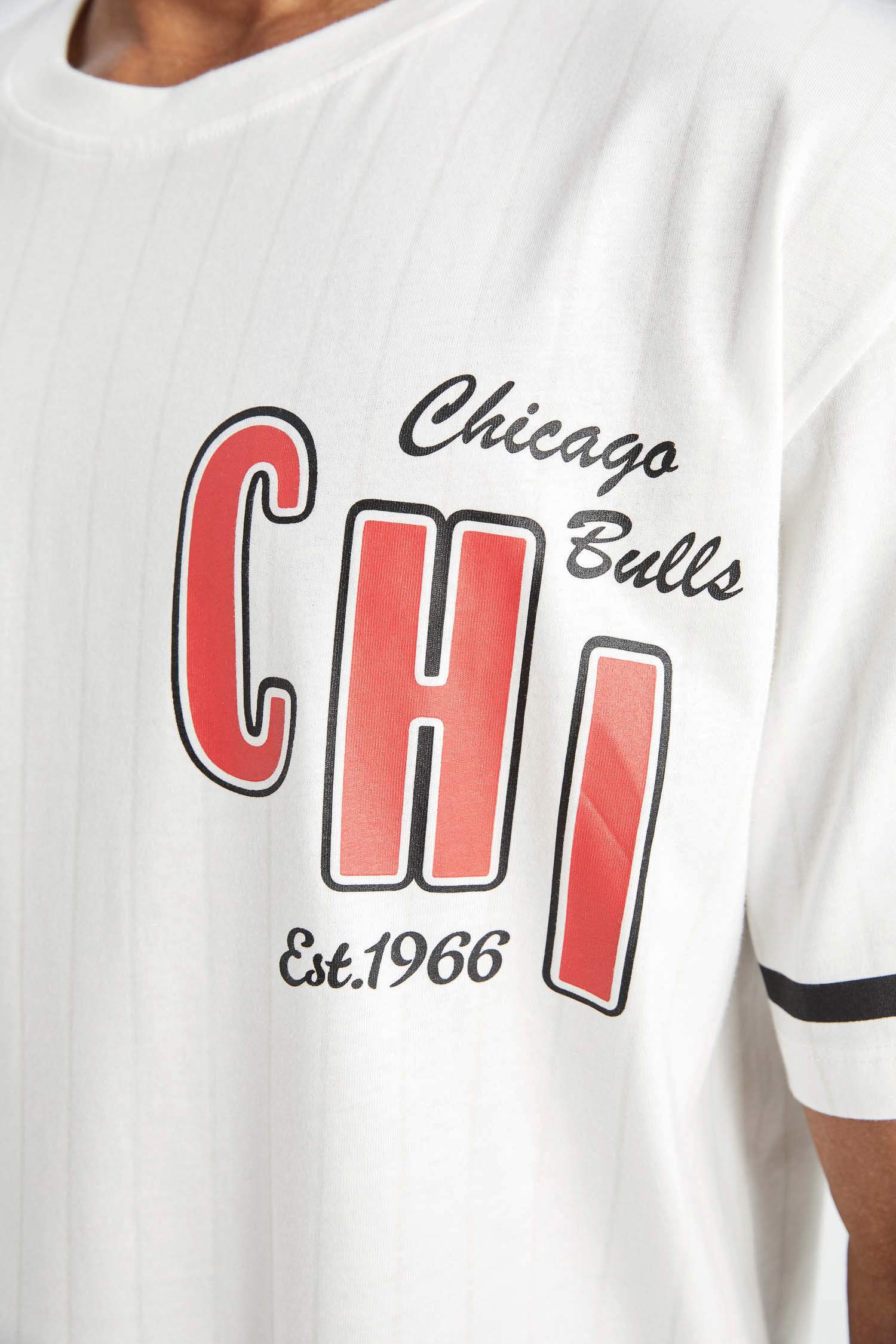 DeFactoFit NBA Chicago Bulls Boxy Fit Bisiklet Yaka Kısa Kollu Tişört