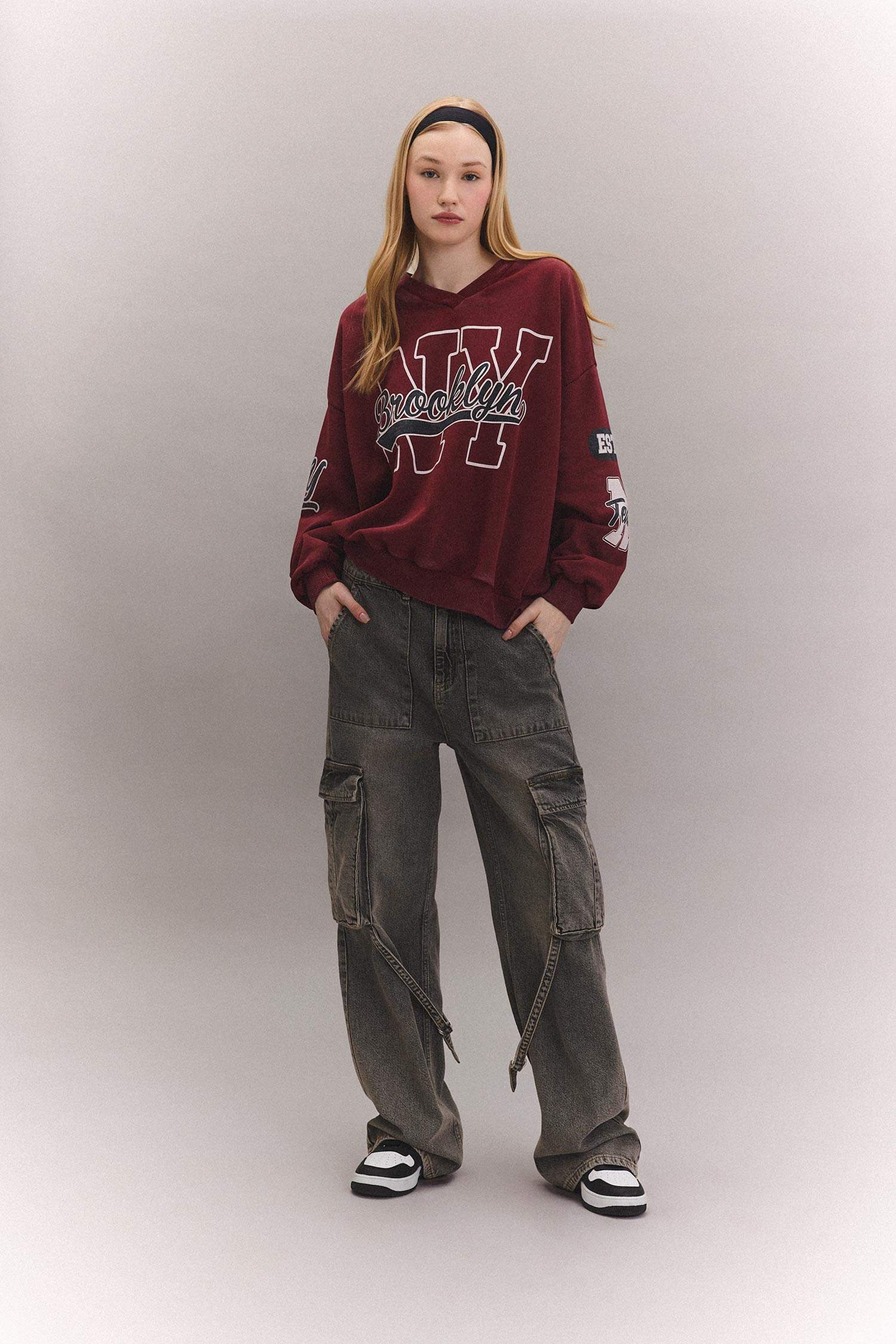 سويت شيرت واسع برقبة V وتأثير باهت