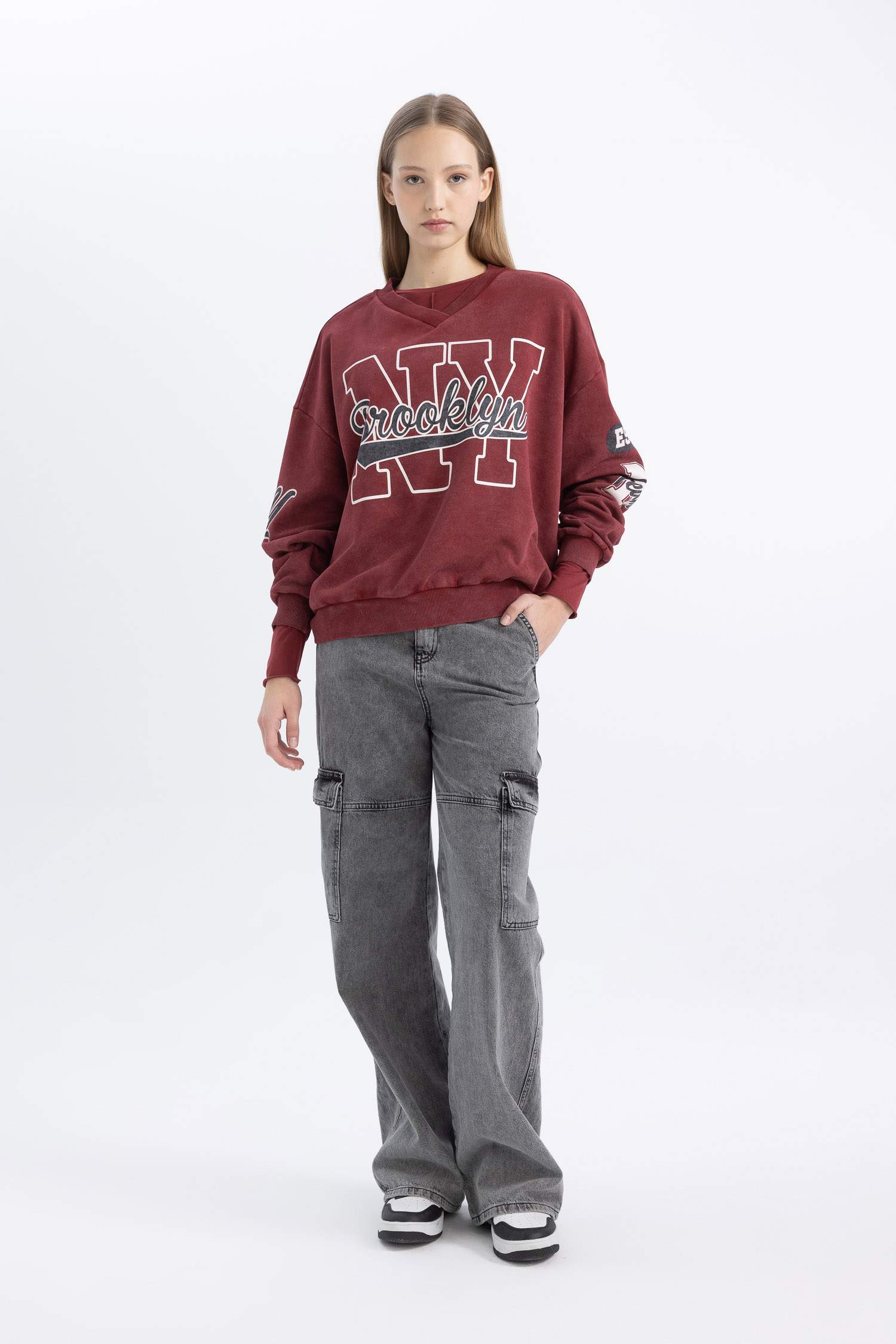 سويت شيرت واسع برقبة V وتأثير باهت