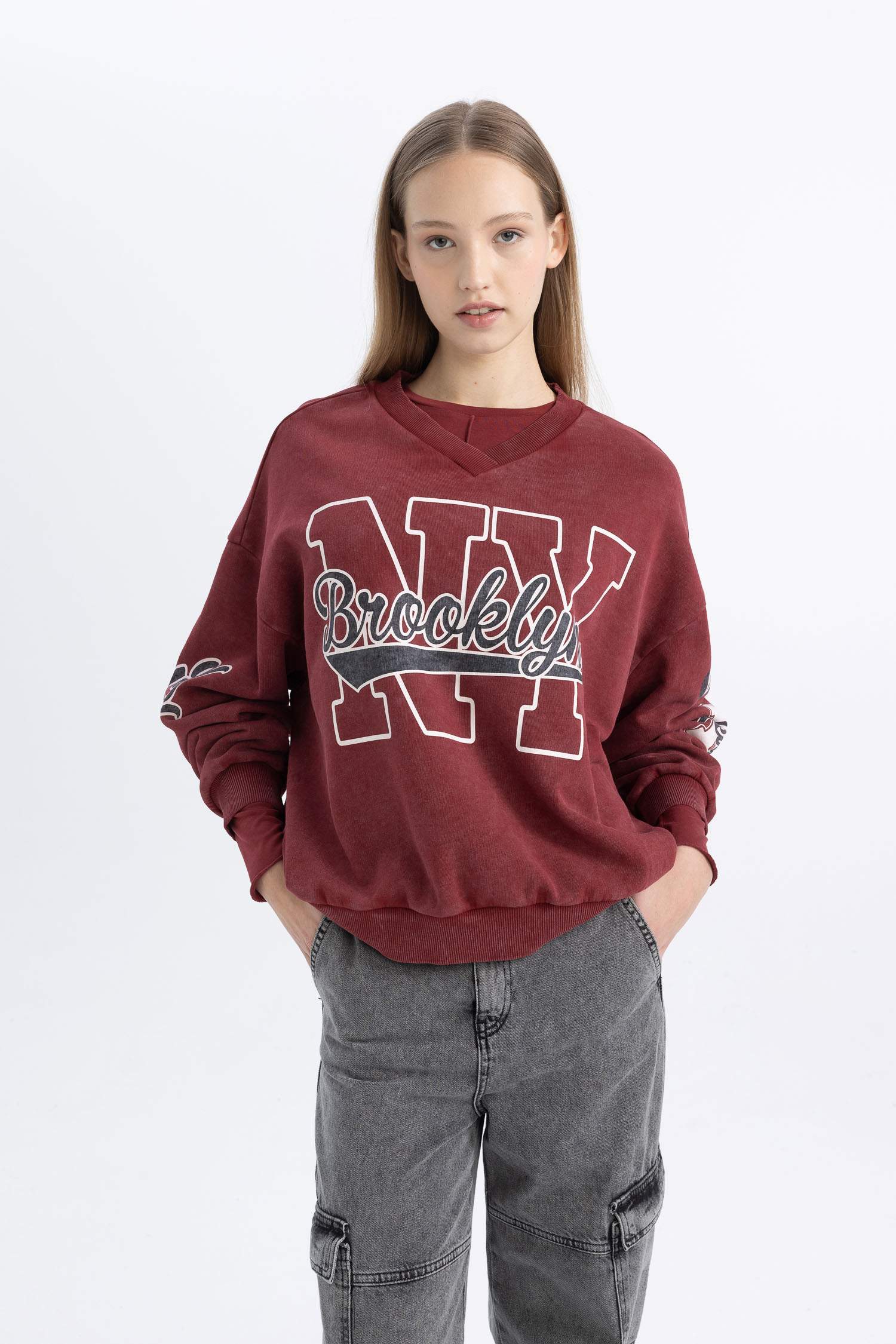 سويت شيرت واسع برقبة V وتأثير باهت