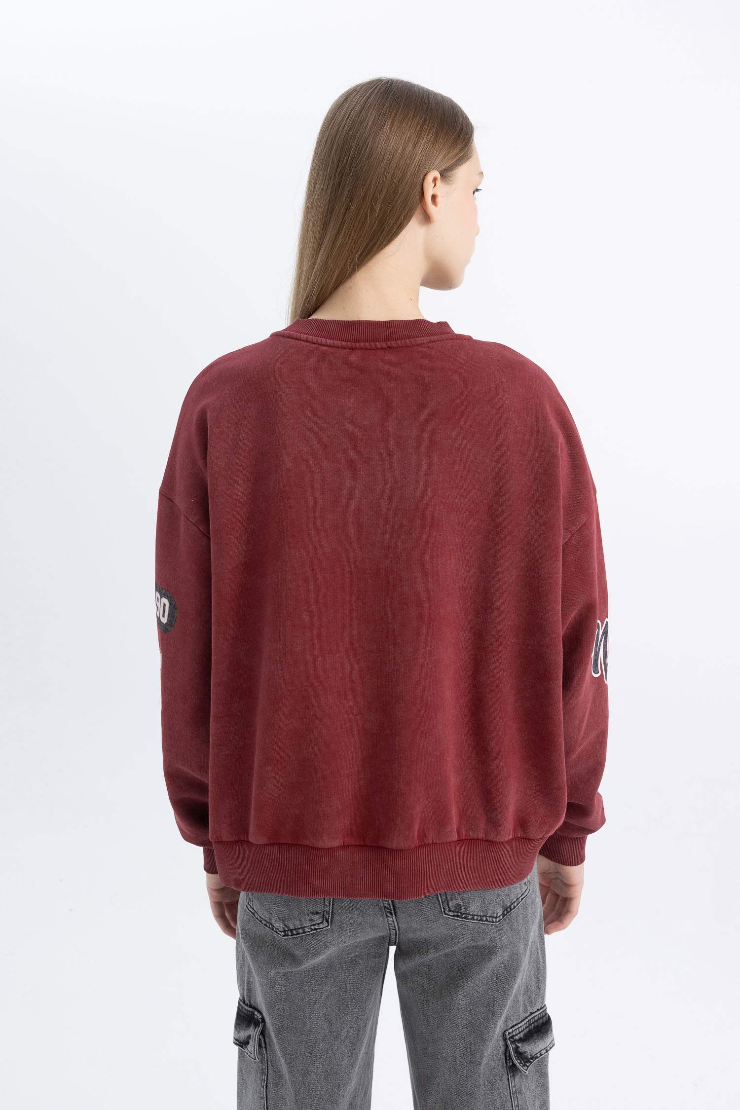 سويت شيرت واسع برقبة V وتأثير باهت