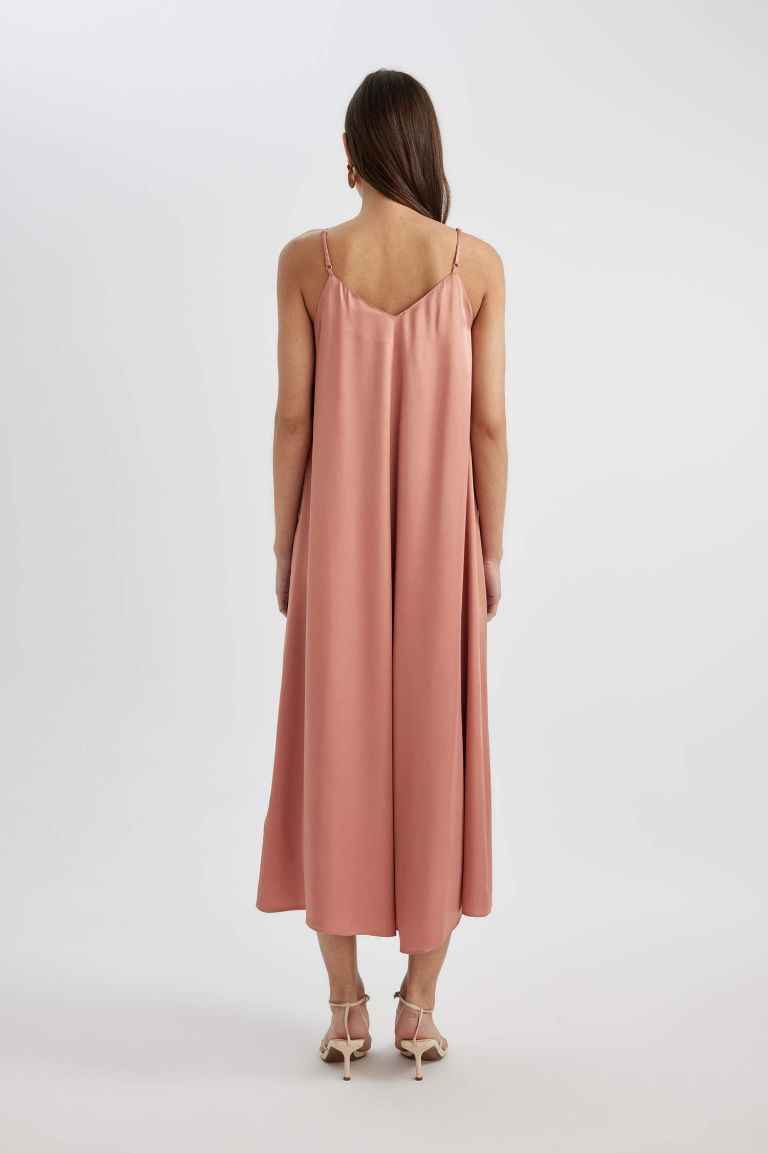 Платье с коротким рукавом миди А-силуэта с V-образным вырезом из сатина