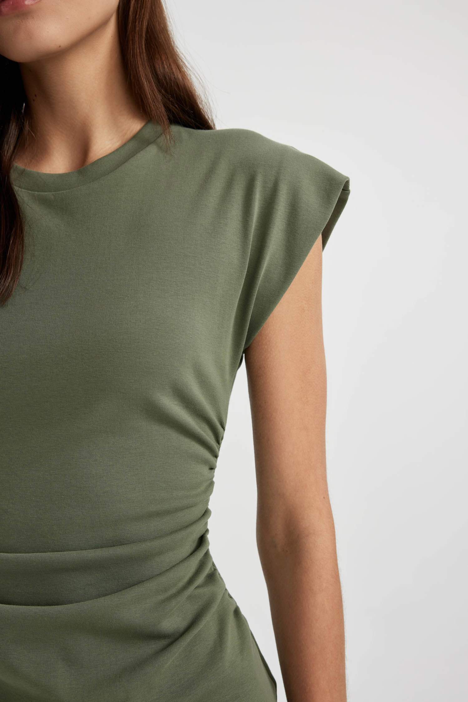 فستان قصير نص ردن ممشط بوديكون بياخة مدورة