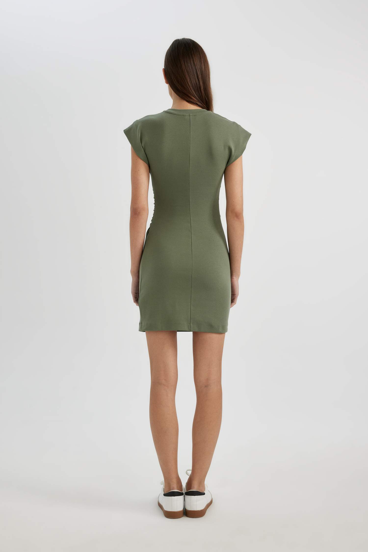 فستان قصير نص ردن ممشط بوديكون بياخة مدورة