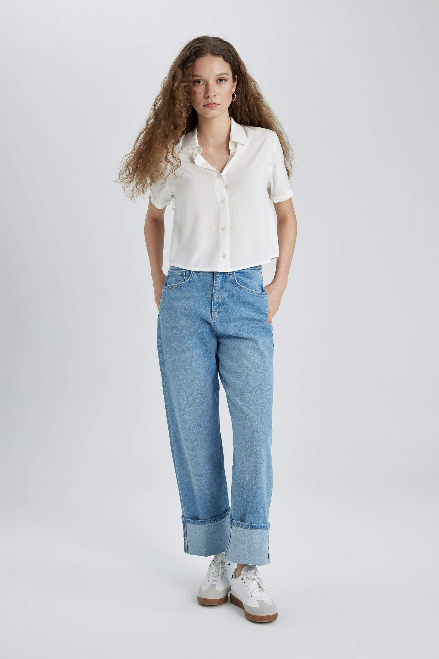 سروال جينز قصة مريحة بحافة مطوية وخصر عالي