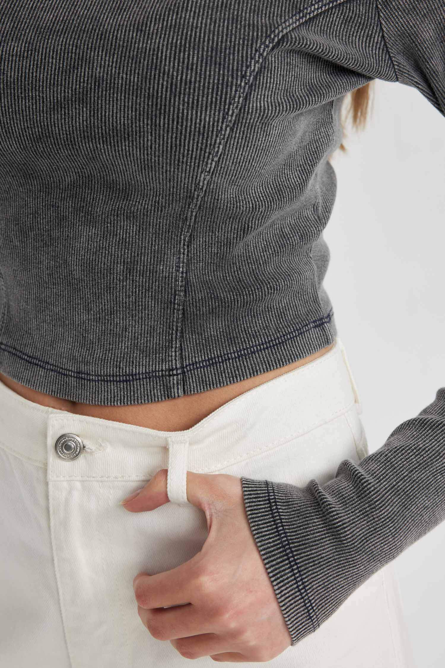 Fitted Bisiklet Yaka Uzun Kollu Yıkamalı Soluk Efektli Tişört