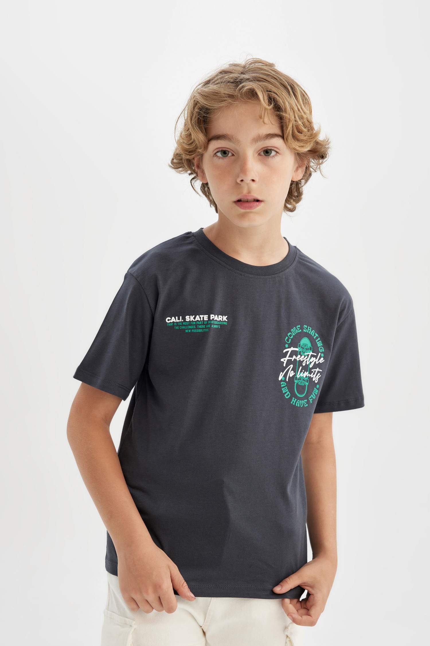 تيشيرت ولادي نص ردن قصة عادية بطبعة من الخلف