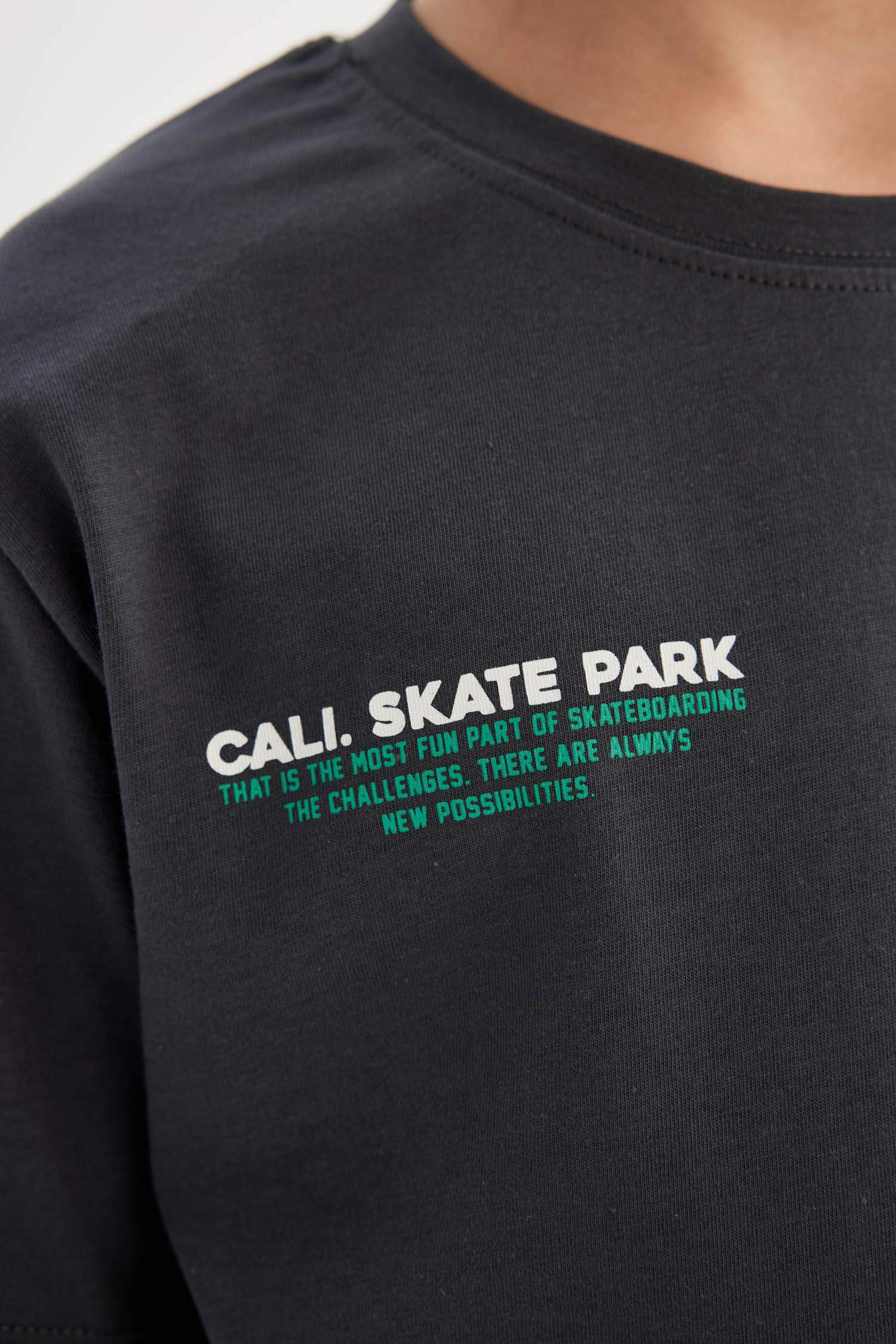 تيشيرت ولادي نص ردن قصة عادية بطبعة من الخلف